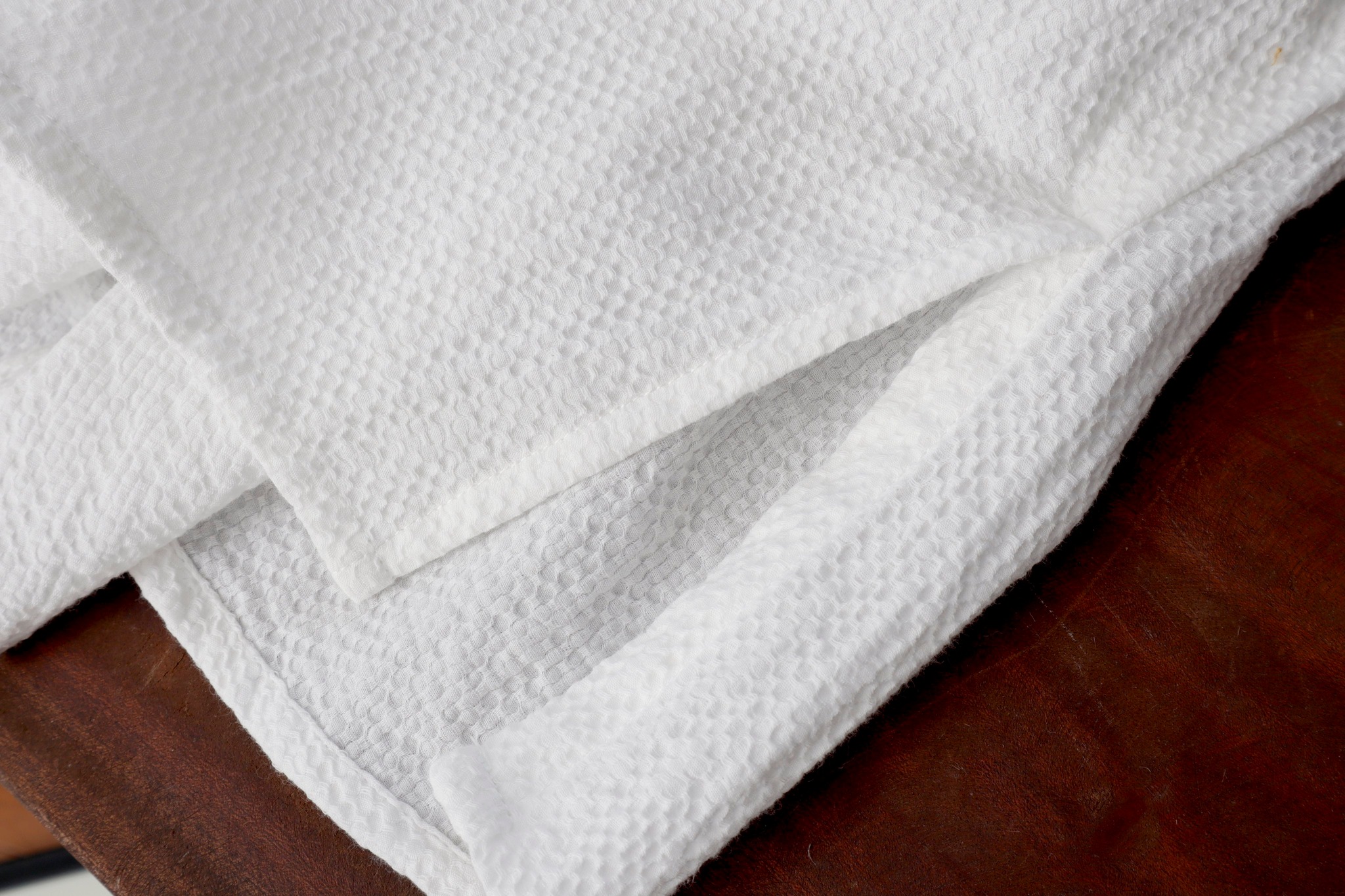 Áo xốp cotton KACHISA cổ tim xẻ tà màu trắng