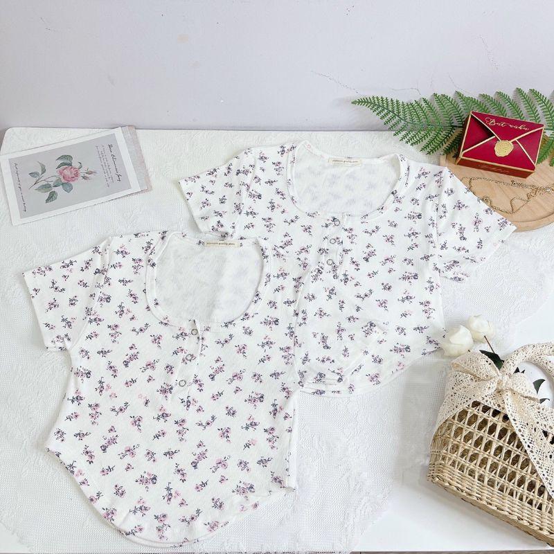 Áo croptop vạt bầu nút bấm in hoa