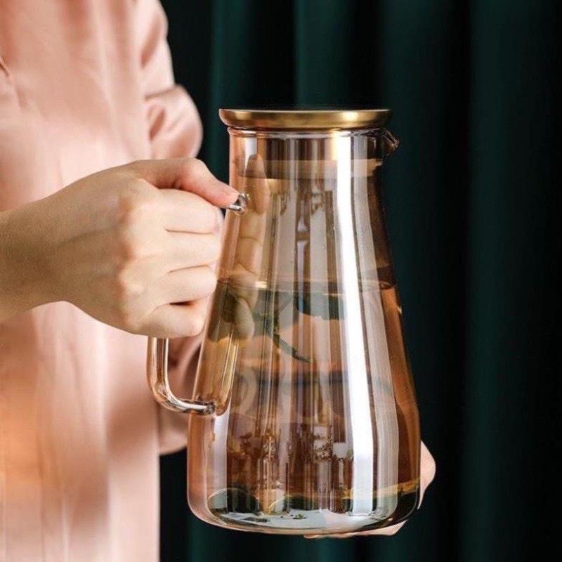 Bình đựng nước uống thuỷ tinh cao cấp chịu nhiệt lên tới 400 ĐỘ C vàng trơn dung tích 1.8L, sang trọng