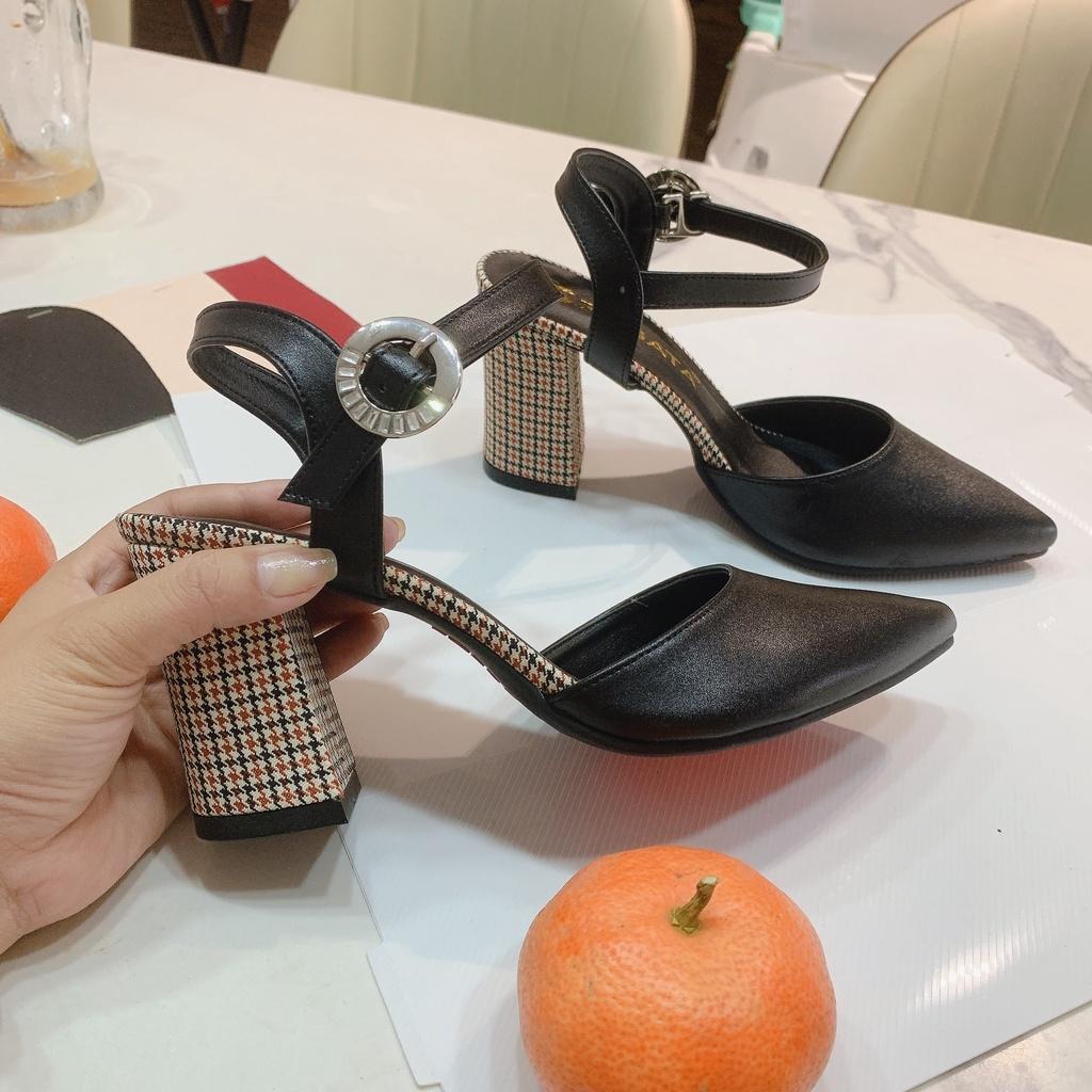 Giày sandal nữ bít mũi, gót caro cao cấp ROSATA RO382 cao 7p - Đen, Kem- HÀNG VIỆT NAM - BKSTORE