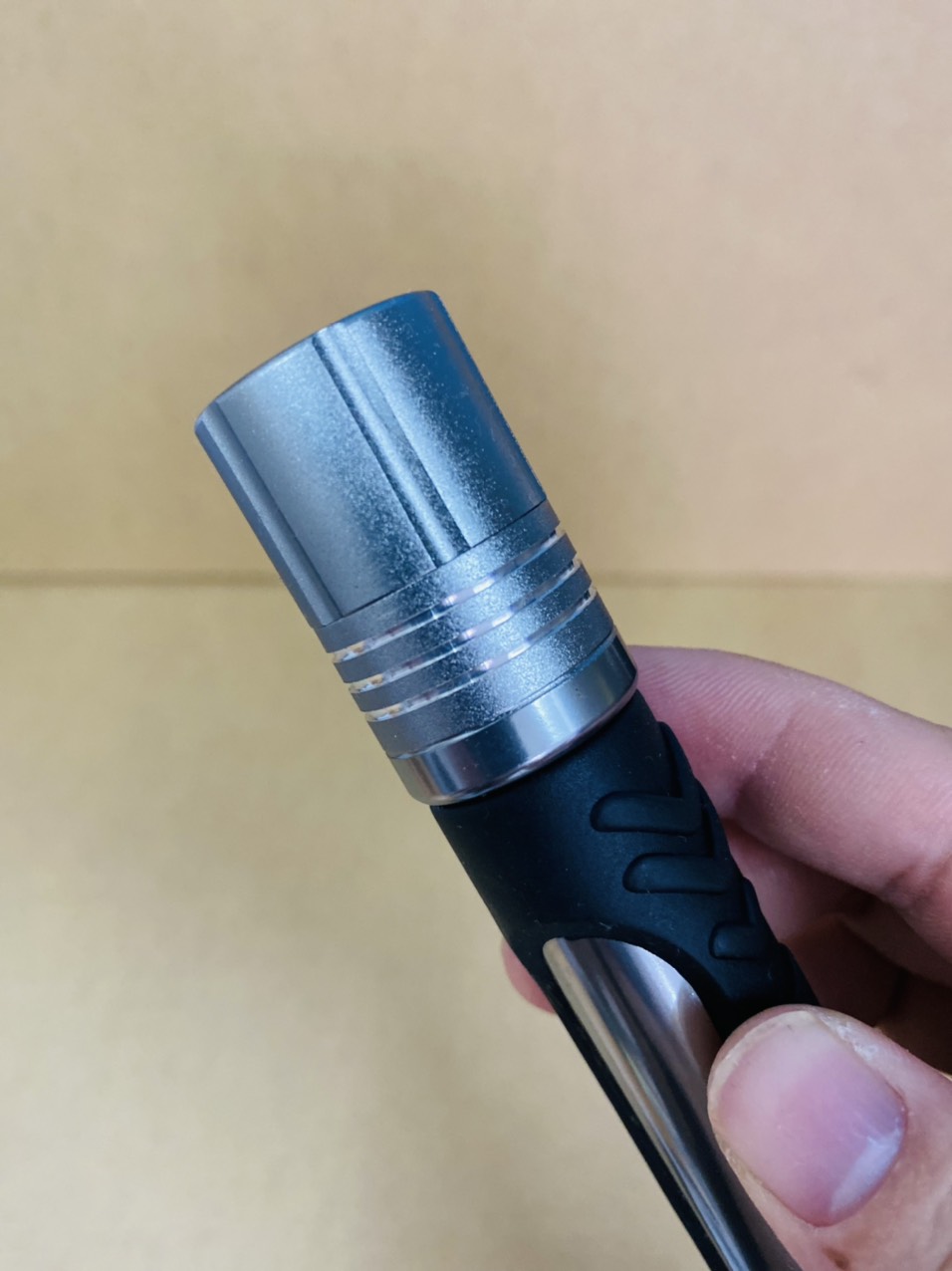 Đèn pin siêu sáng vỏ kim loại cao cấp