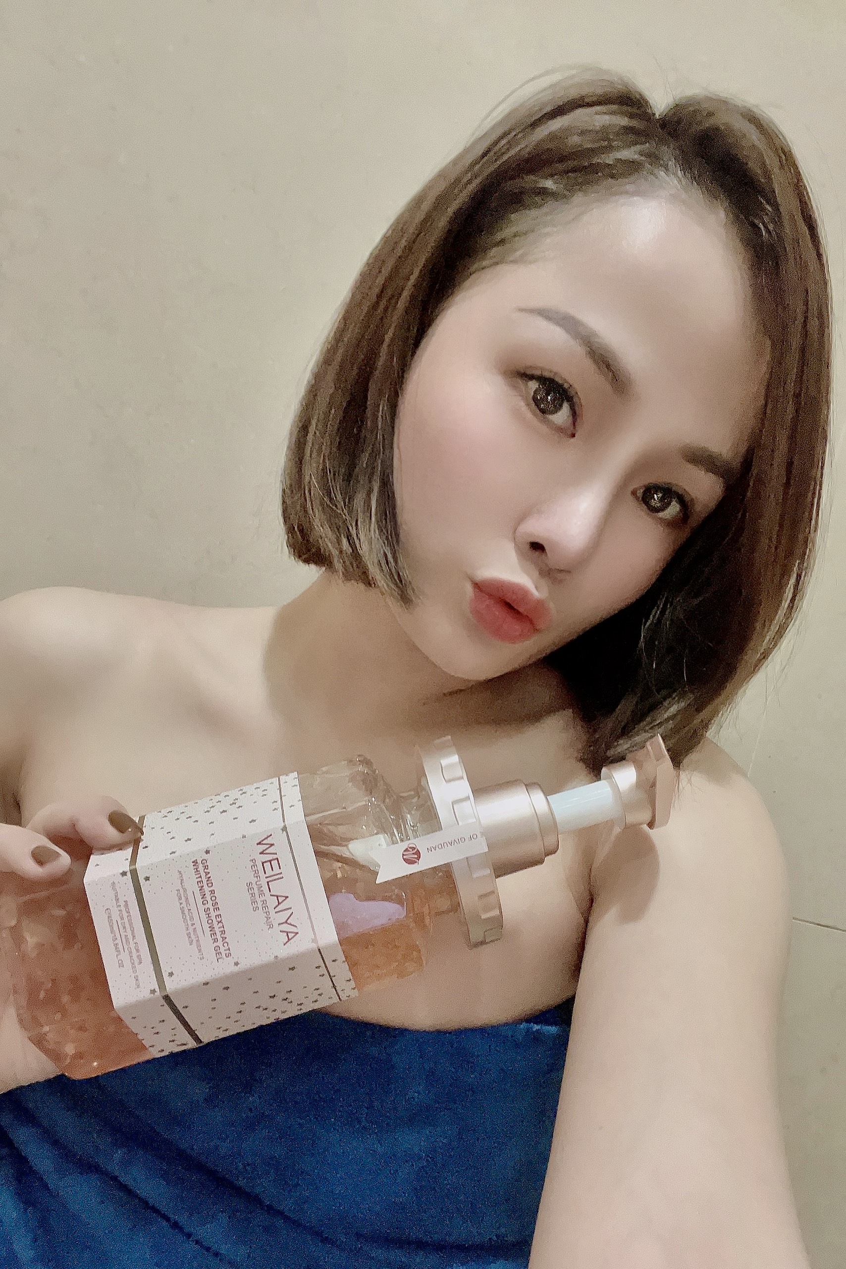 Sữa tắm trắng da tủy mật hoa hồng hương nước hoa Damask Weilaiya  làm sáng da 450 ml