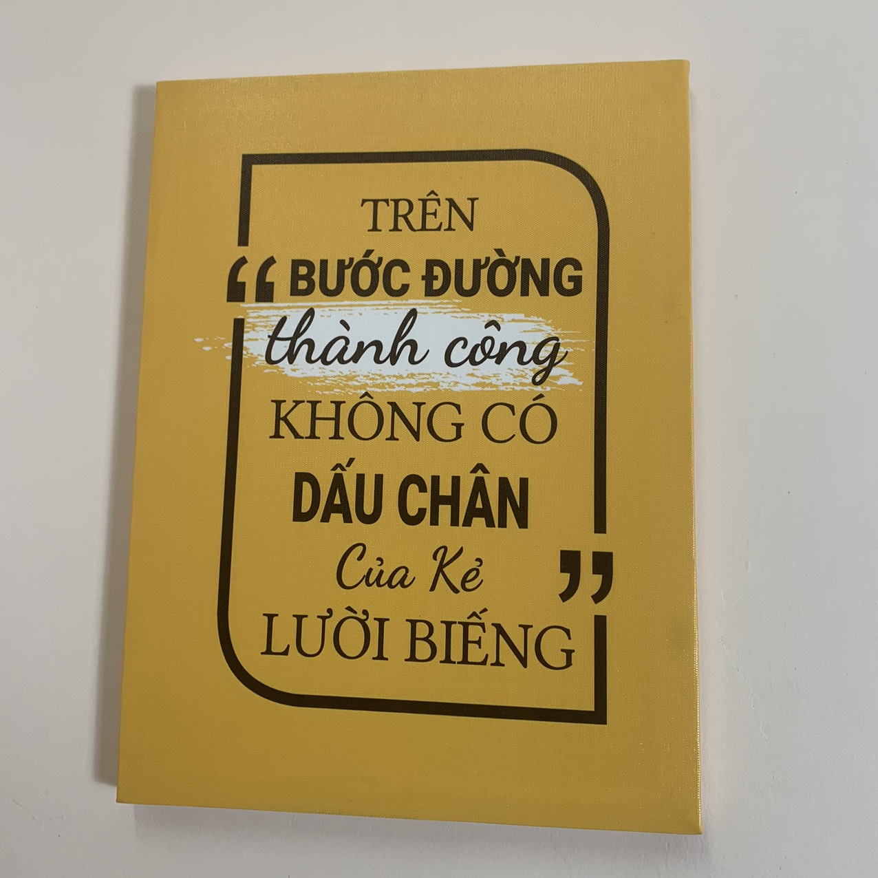 Tranh khẩu hiệu Trên bước đường thành công không có dấu chân của kẻ lười biếng
