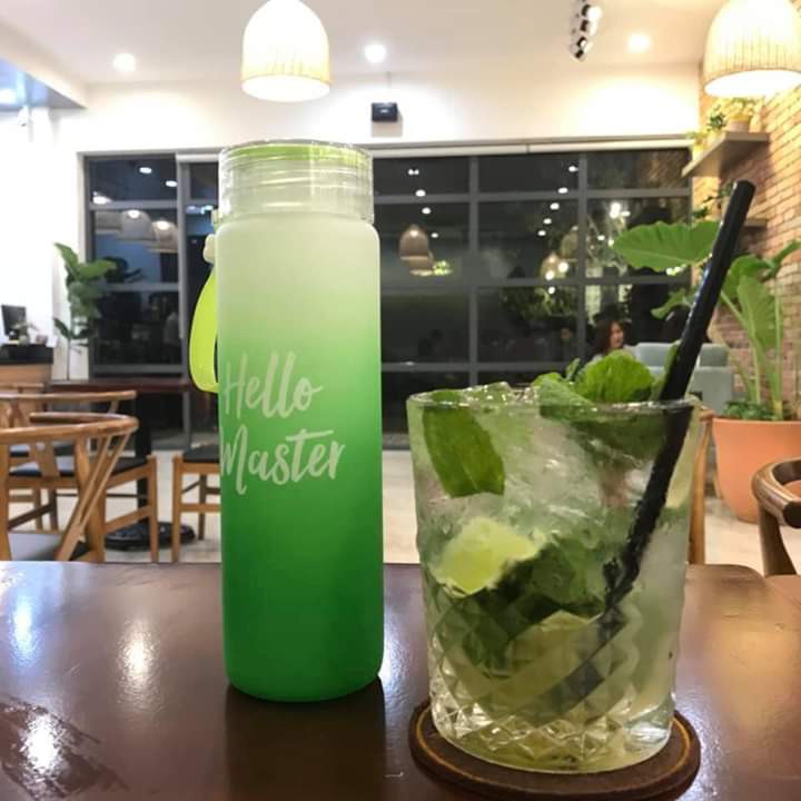 Bình Nước Hello Master In Nhám Mờ Chai Thuỷ Tinh Hello Master Chai Nước Dễ Thương Có Dây Đeo Dung Tích 400ml - Giao Màu Ngẫu Nhiên