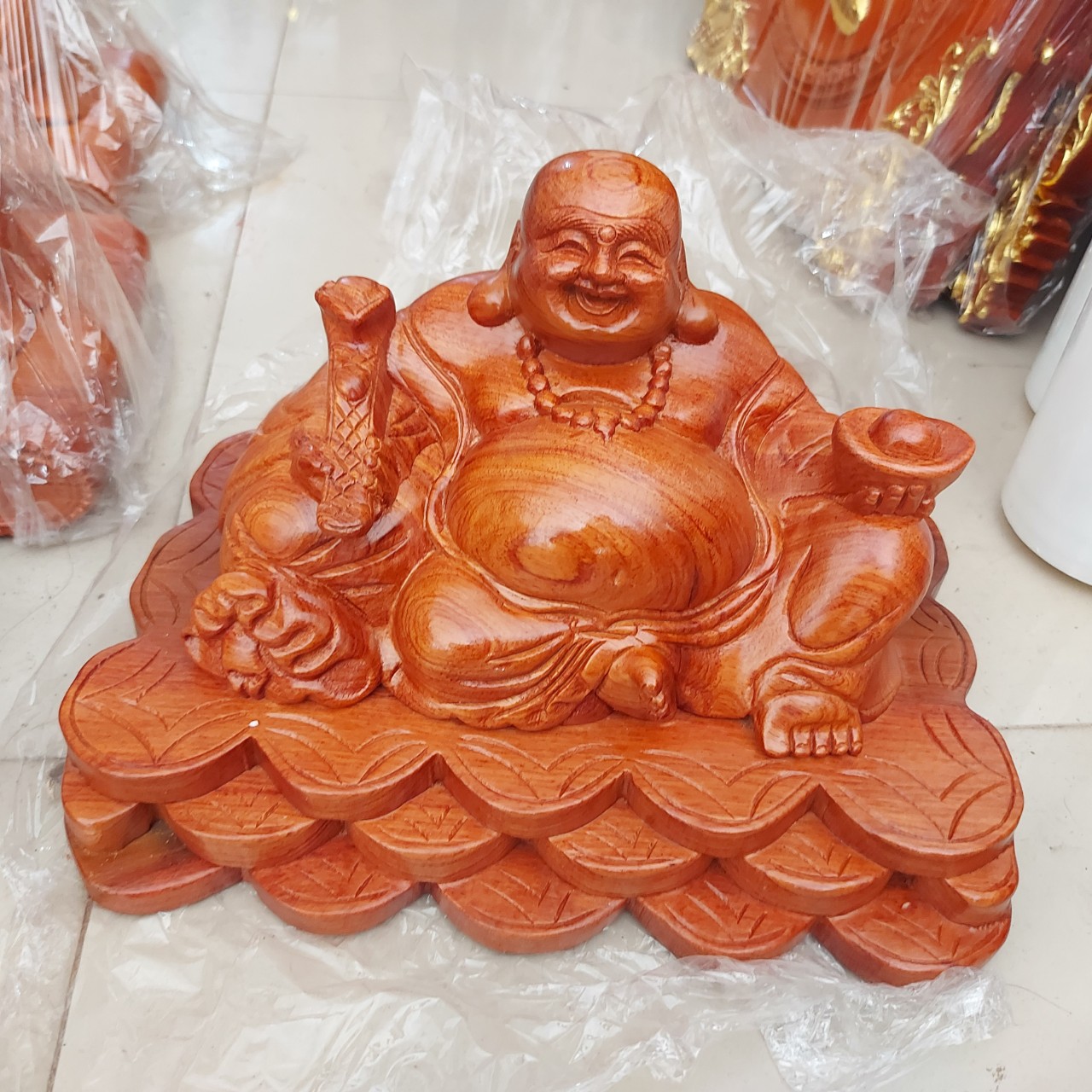 Tượng phật di lặc ngồi đế tiền gỗ hương 30cm