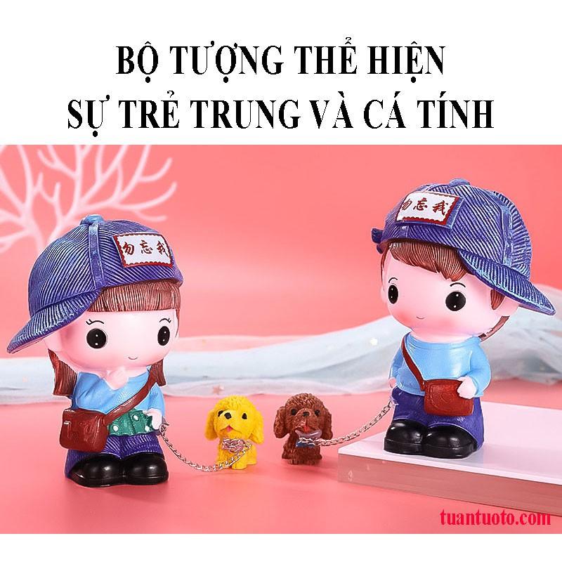 Bộ tượng đôi bạn trẻ dẫn chó đi chơi để trên ô tô