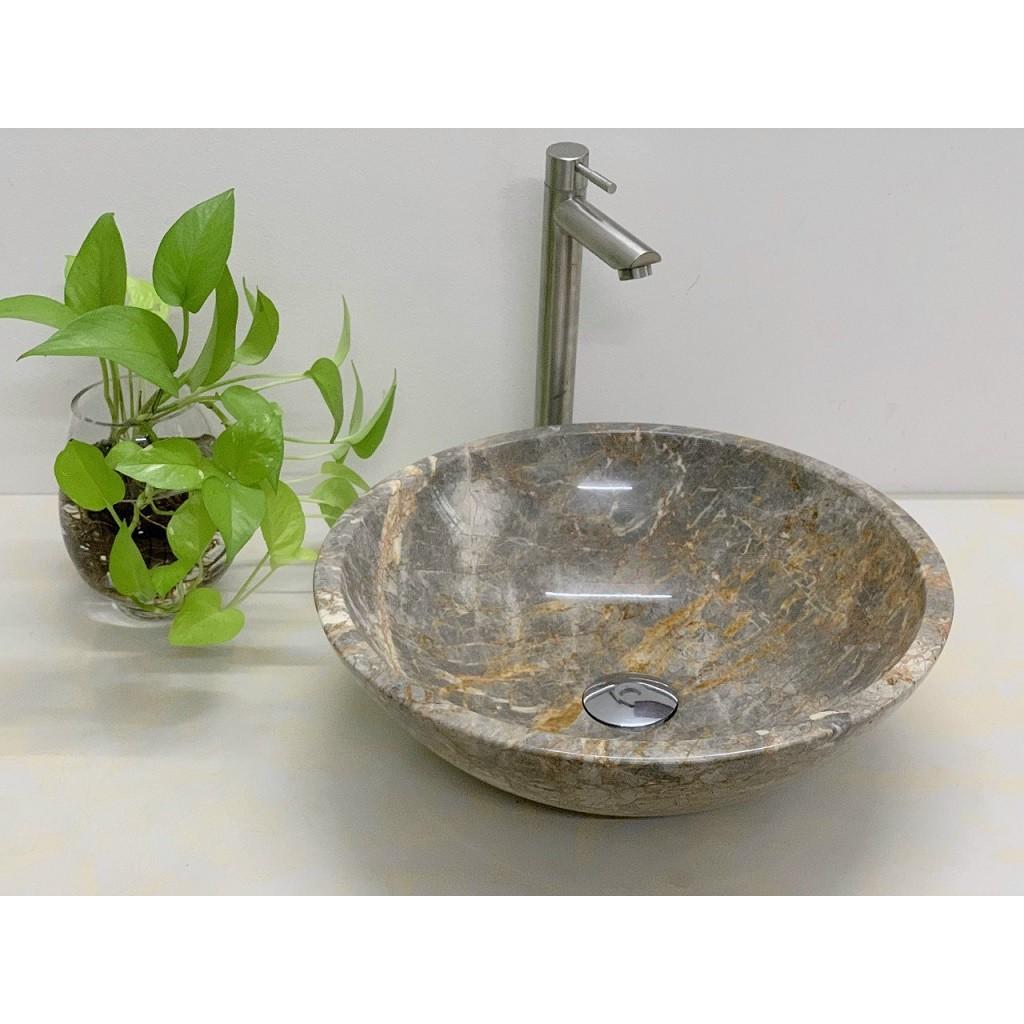 Chậu lavabo đá tự nhiên với nhiều màu và nhiều vân lạ phù hợp với không gian phòng tắm rộng rãi hay thiết kế ngoài trời