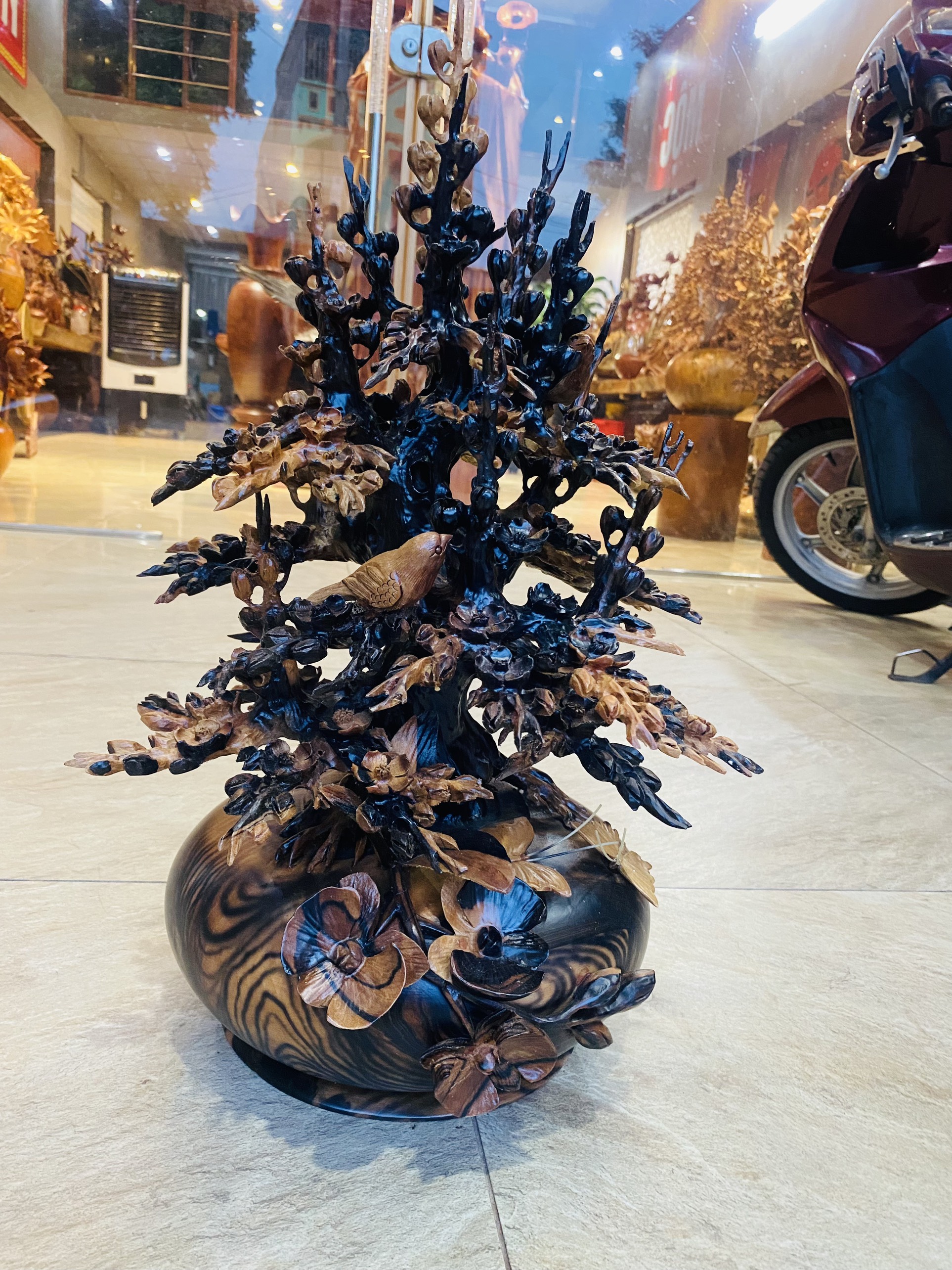 Bình hoa mai lan phú quý trang trí phong thủy hút tài lộc bằng gỗ mun hoa kt cao 56×38×28cm