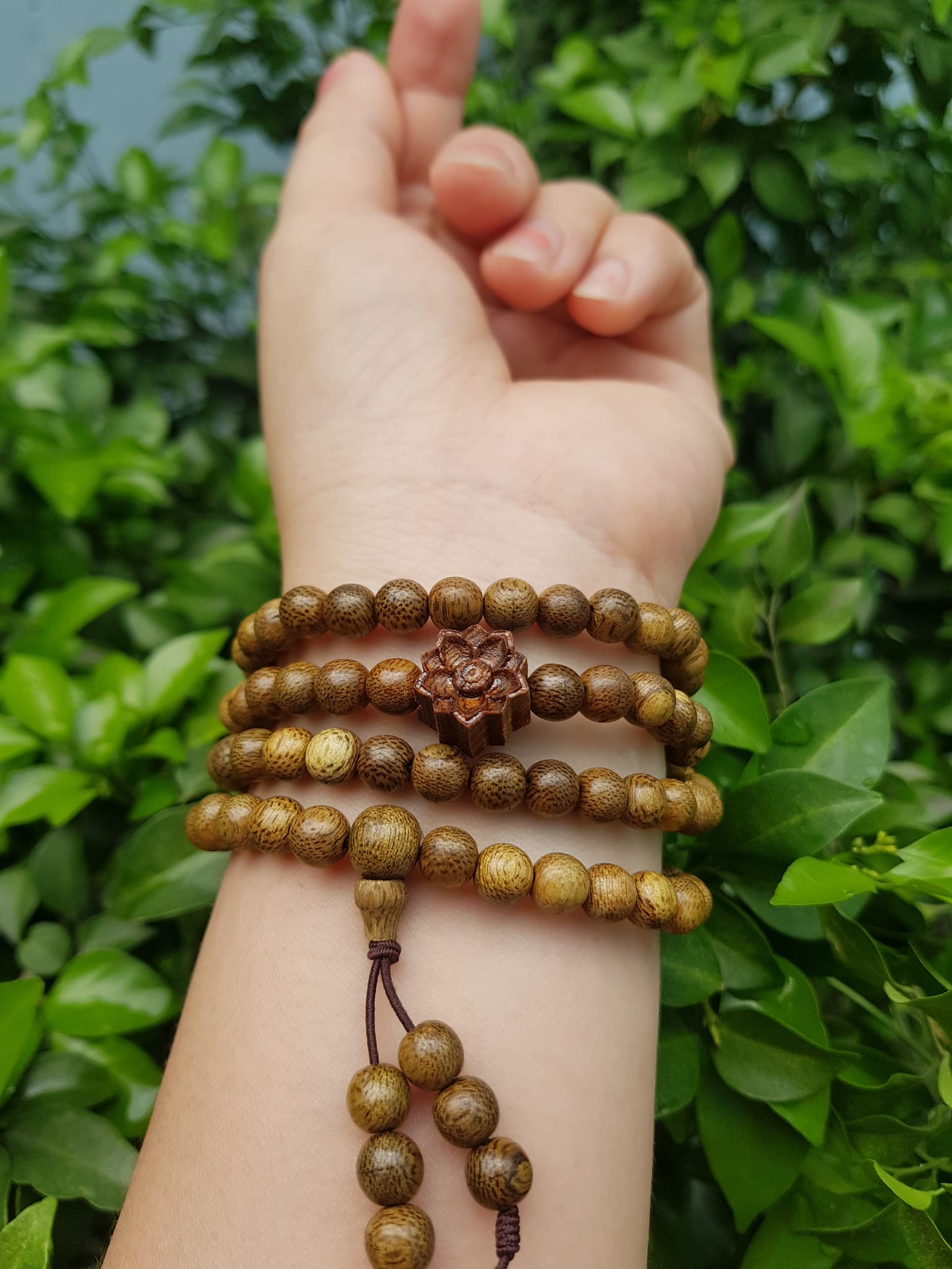 Vòng đeo tay nữ gỗ trầm mix bông hoa sen kiểu quấn tay 4 vòng may mắn tài lộc  Size hạt 6mm  Màu vàng nâu vân sáng nhẹ đeo tay rất đẹp xinh mùi thơm nhẹ nhẹ ạ