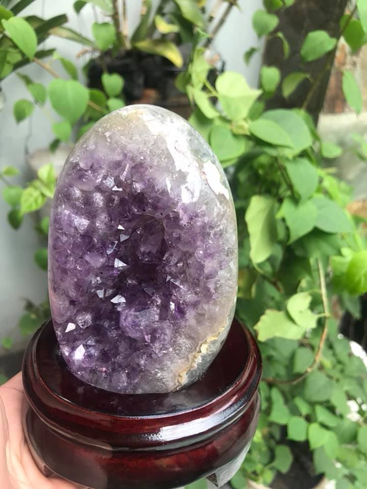 MIẾNG ĐÁ THẠCH ANH TÍM TỰ NHIÊN CÓ HỐC SÂU CÔNG DỤNG HÚT TÀI LỘC MÀU TÍM ĐẸP ĐẾ GỖ Cao 14cm x Ngang 10cm x Sâu 9cm Đặt Bàn Làm Việc Bàn Thờ THẦN TÀI May Mắn