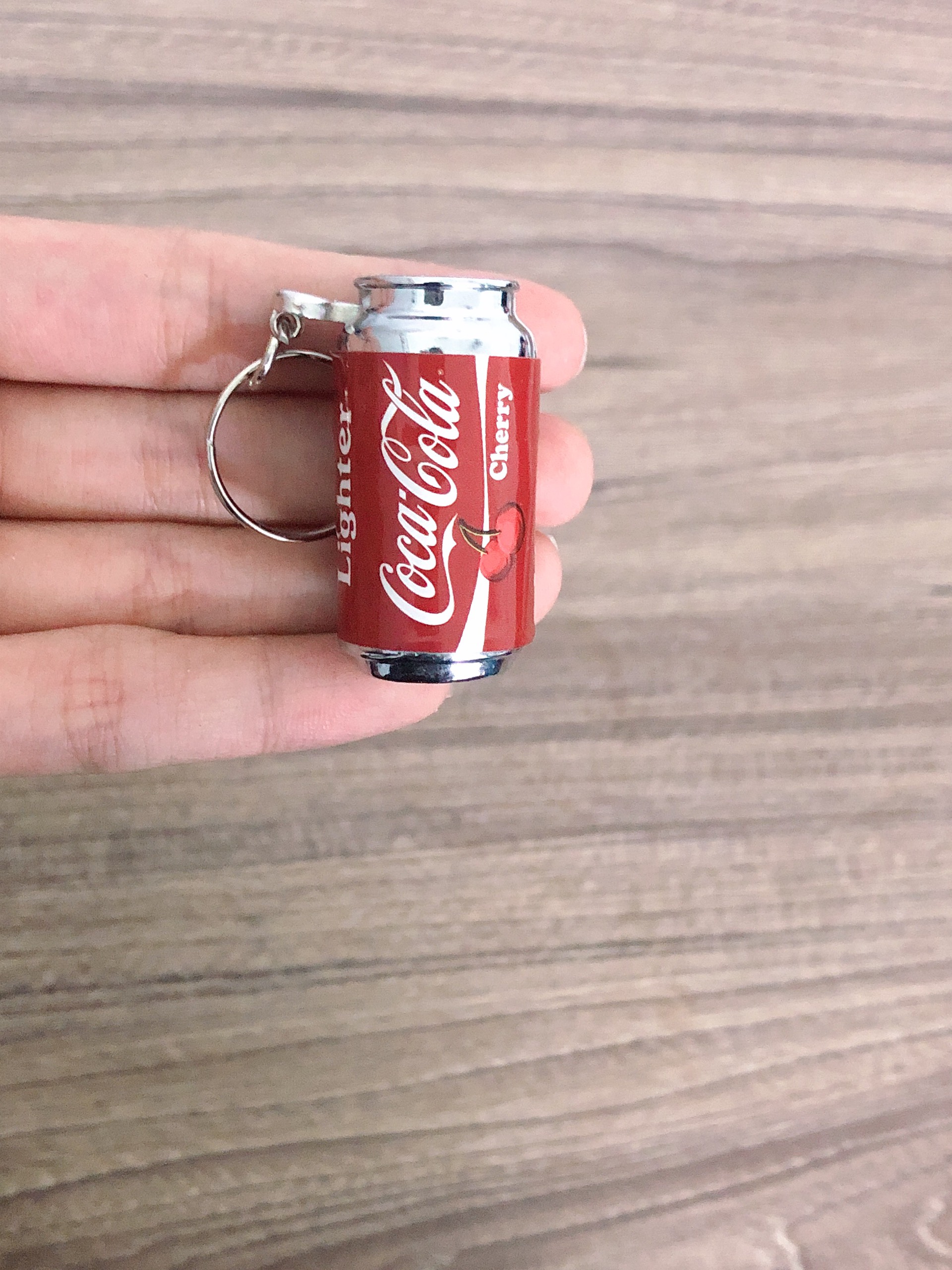 Hột quẹt bật lửa móc khóa hình lon nước Cocacola mini dễ thương