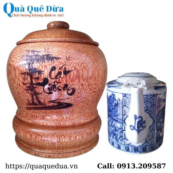 Bộ Bình Trà Gỗ Dừa Khắc Hoa Văn Lồng Chữ "Cát Tường" Và Bình Trà 700 - 950ml - Sản Phẩm Được Sản Xuất Tại Bến Tre
