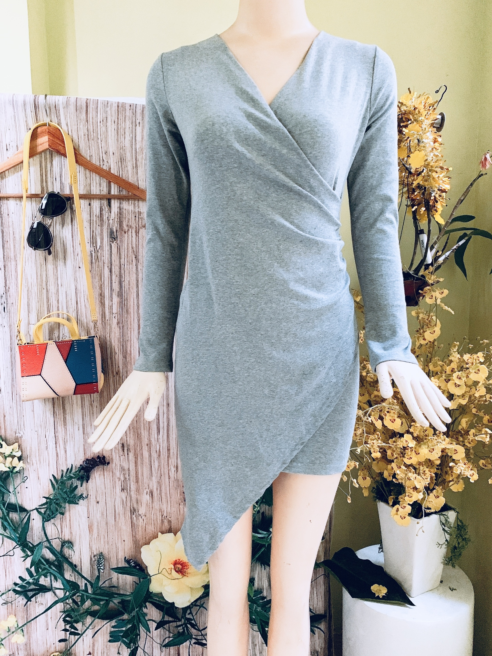 Đầm thun body cổ V vạt nhọn