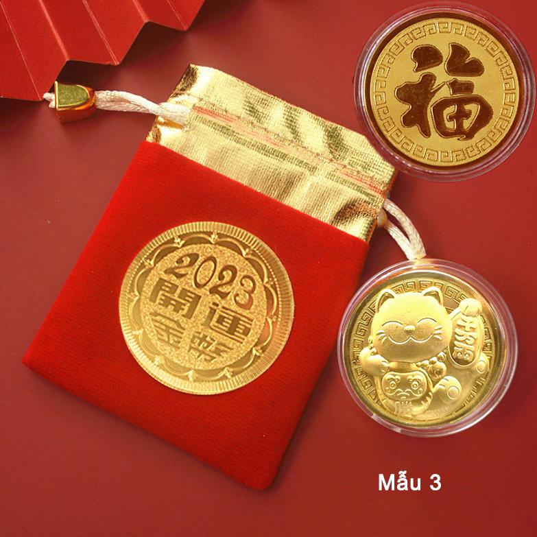 Đồng xu Hình Con Mèo Vàng chiêu tài + túi gấm đỏ 2023 may mắn - Mẫu 3 - PASA COLLECTION