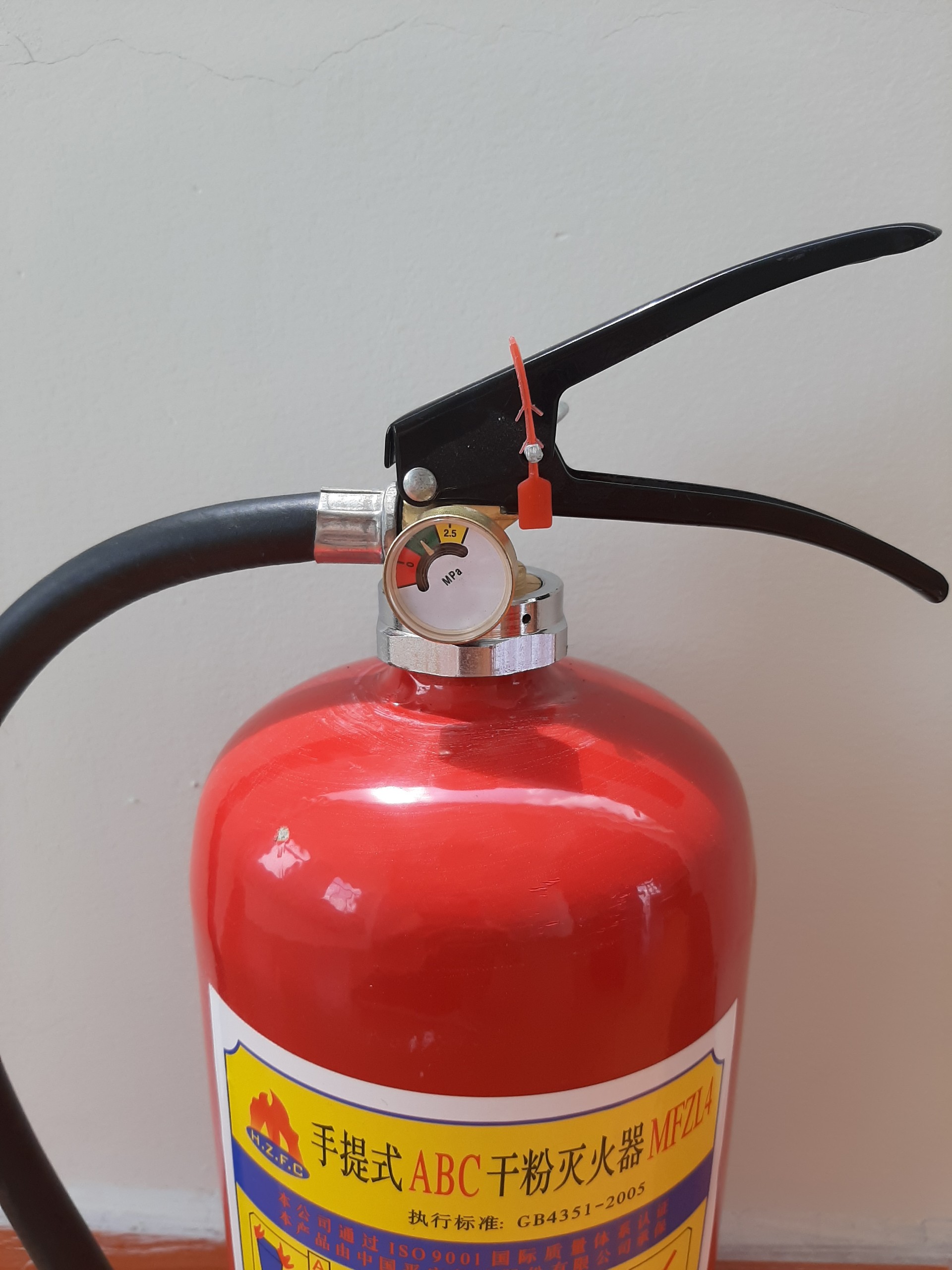 Bình Chữa Cháy Dạng Bột Khô ABC MFLZ-4Kg (Chữa cháy chất Rắn, Lỏng và Khí)