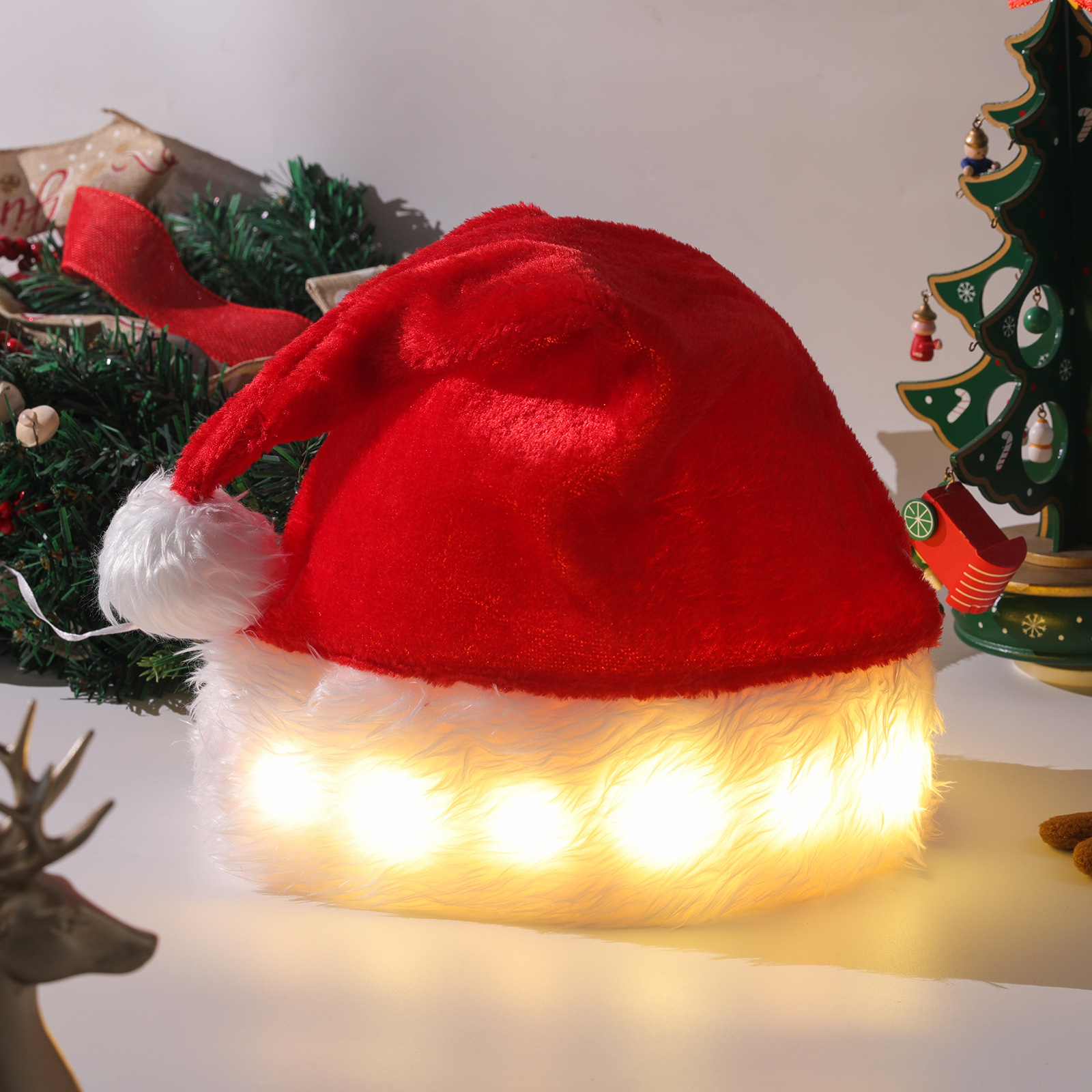 ZJ giáng sinh được trang trí với đèn led dài và mũ giáng sinh