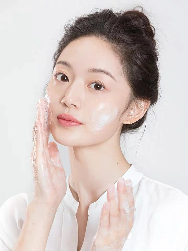 Sữa Rửa Mặt Tẩy Trang Kracie Naive Make Up Removal Face Wash Peach Leaf 200G