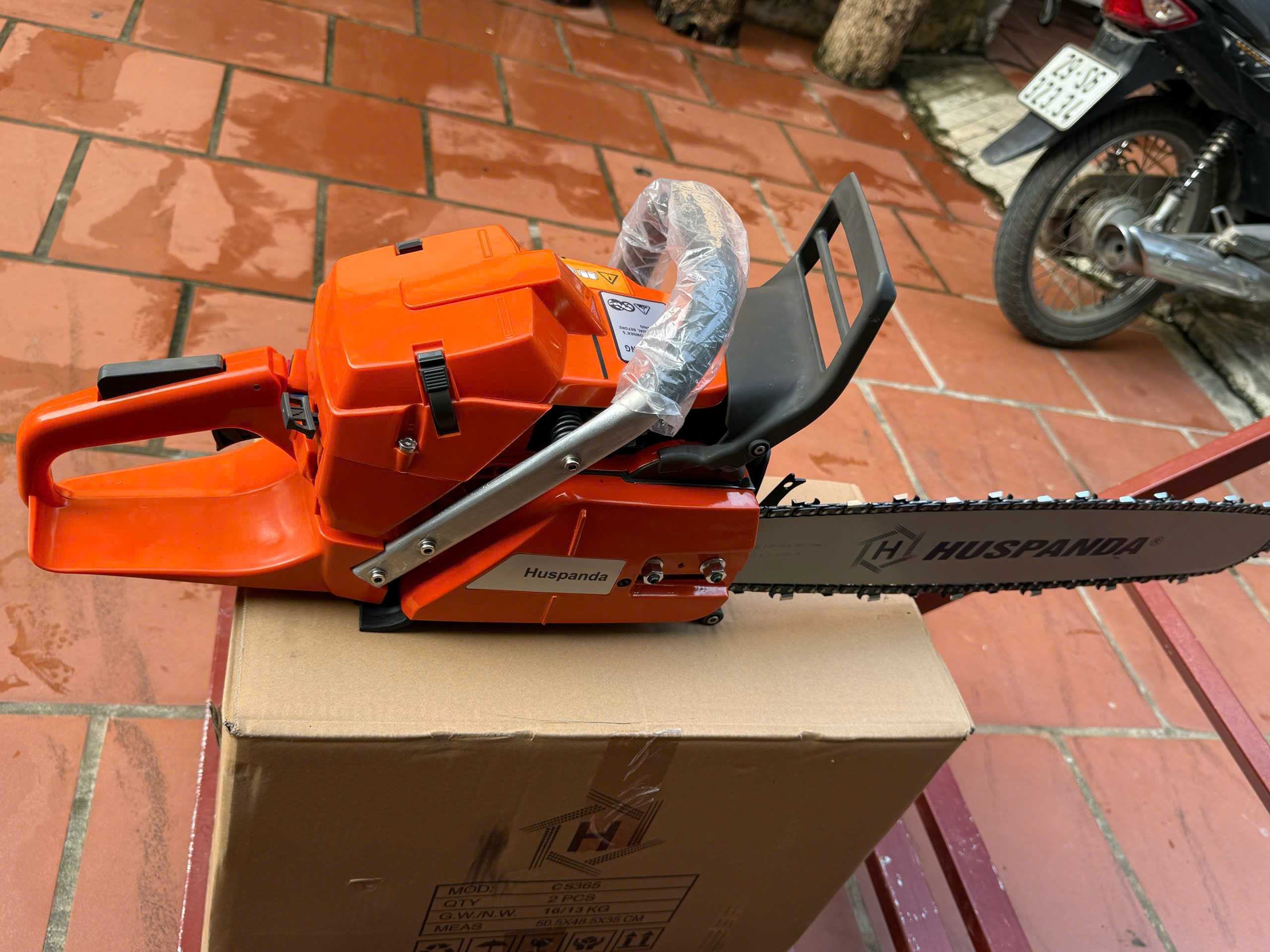 Máy cưa xích chạy xăng HUSPANDA 365 lam đúc latinh 60cm kèm phụ kiện tặng dũa - bugi bảo hành 12 tháng