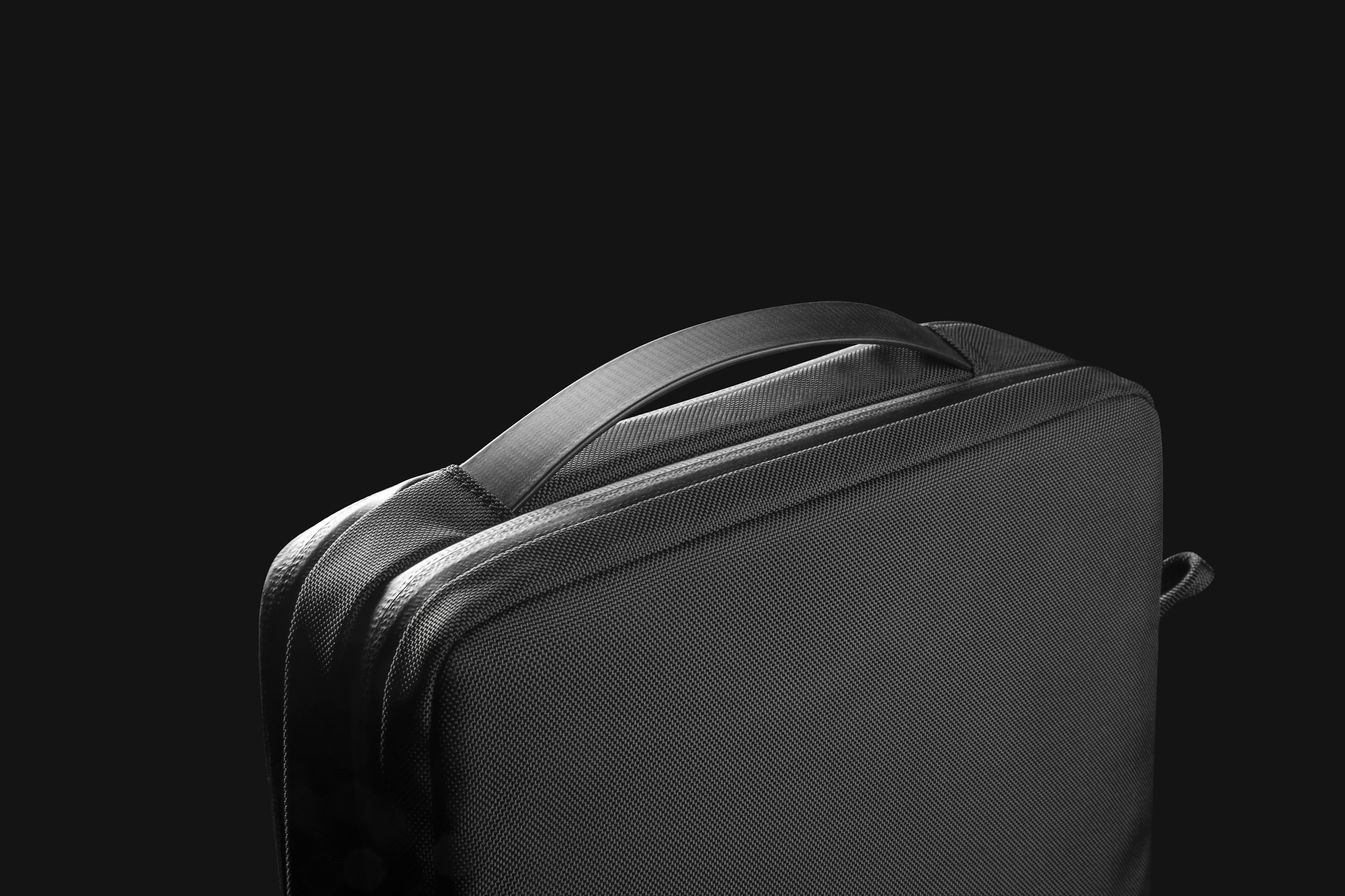 TÚI ĐEO CHÉO TOMTOC URBAN CODURA SHOULDER BAGS FOR ULTRABOOK 15″ BLACK - Hàng Chính Hãng