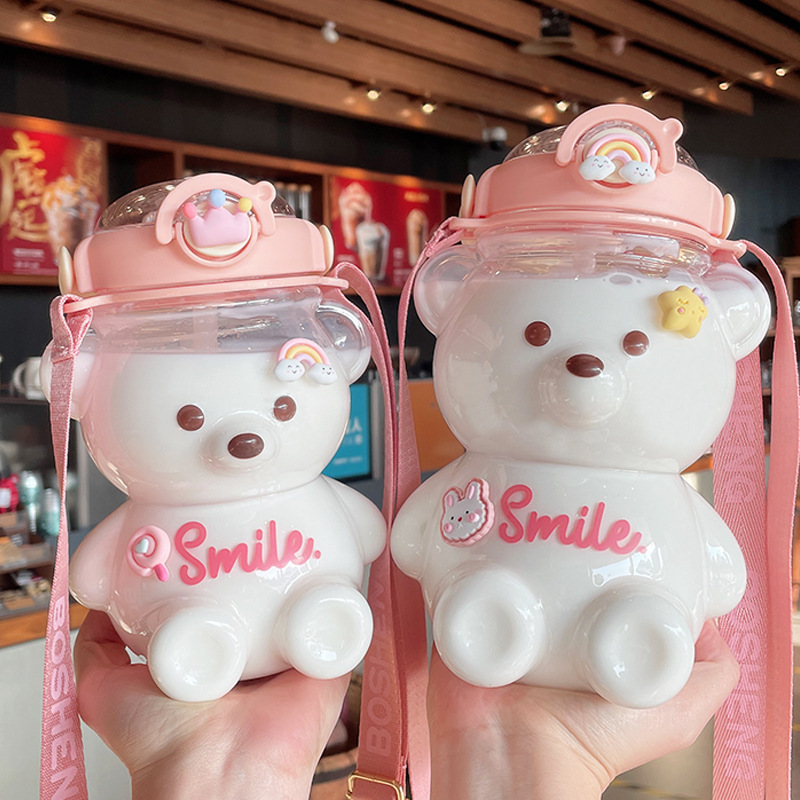 Bình đựng nước mang đi học, hình gấu cute kèm ống hút ngộ nghĩnh, dễ nhựa, đảm bảo an toan cho trẻ.