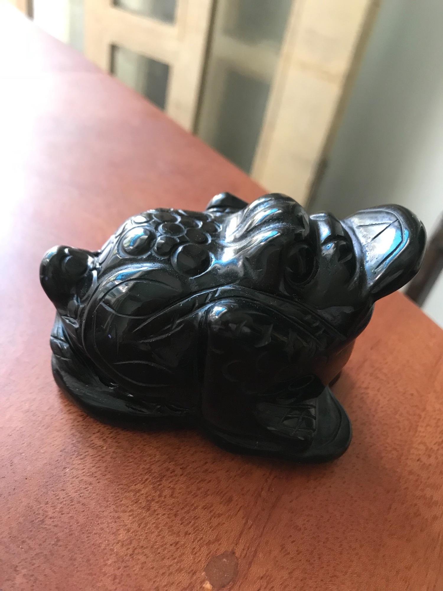 Tượng Cóc Thiềm Thừ Phong Thủy Đá Bồ Kết Đen Tự Nhiên Size Nhỏ Dài 9cm đk 5cm Anh Chị mệnh Thủy mệnh Mộc trưng bàn , bàn thờ thần tài hay trong két sắt tốt ạ