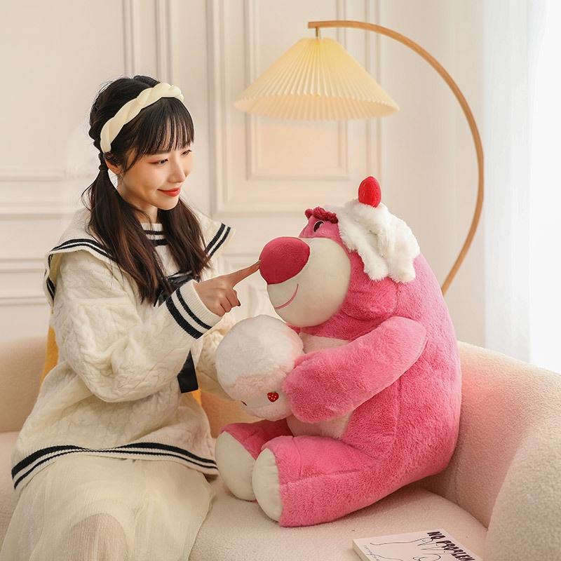 Gấu bông Gấu Lotso dâu ôm bánh kem cute, Lotso đội trái dâu