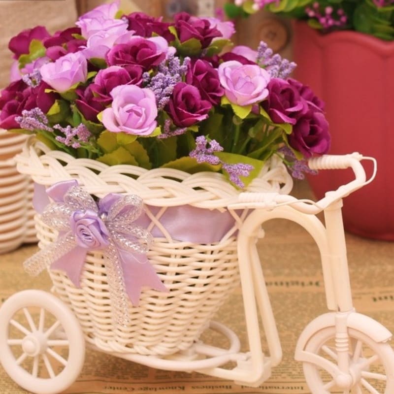 Chiếc Xe đạp và giỏ hoa hồng ở sau màu hồng tím siêu đáng yêu, làm quà tặng ý nghĩa