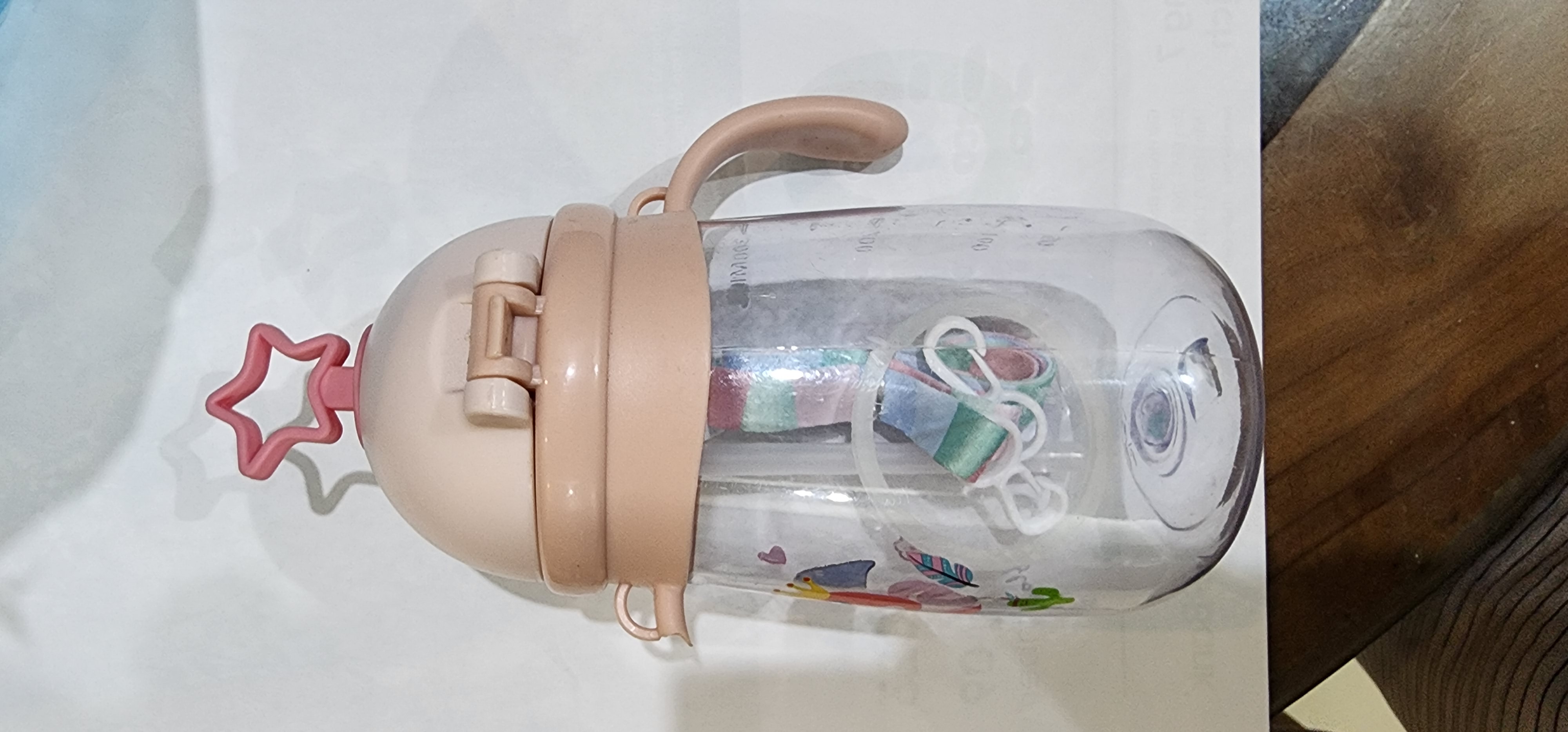 Bình Uống Nước Cho Bé có dây đeo có 1 tai như hình ảnh) • Chất liệu: nhựa PP an toàn • • Có Dây Đeo Tay Cầm Tiện Lợi.