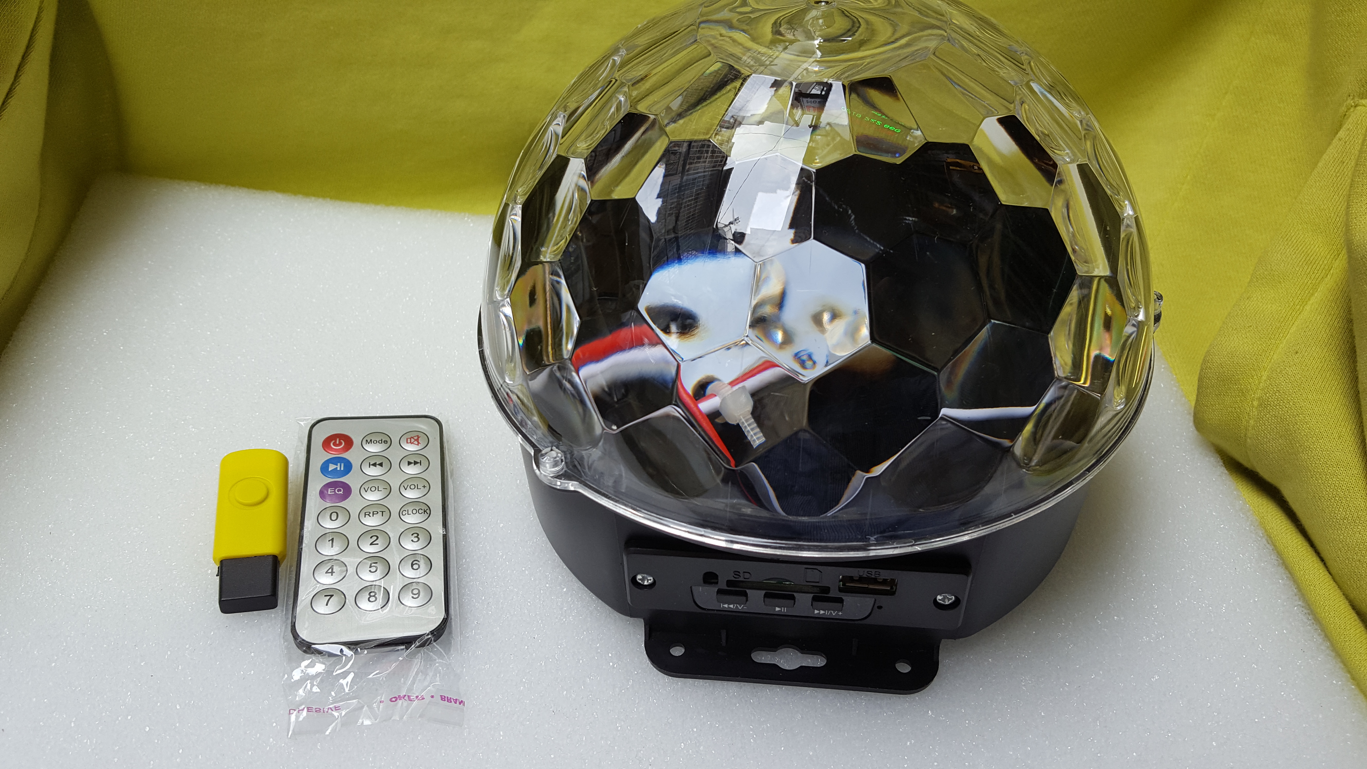 Đèn quả cầu xoay pha lê cảm biến nhạc - Đèn led quả cầu xoay nháy theo nhac mp3 có điều khiển kết nối Bluetooth