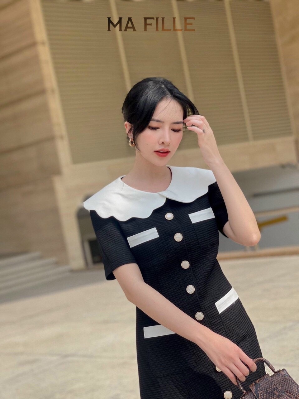 ĐẦM ĐEN CỔ TRẮNG GƠN 4 TÚI KẾT NÚT