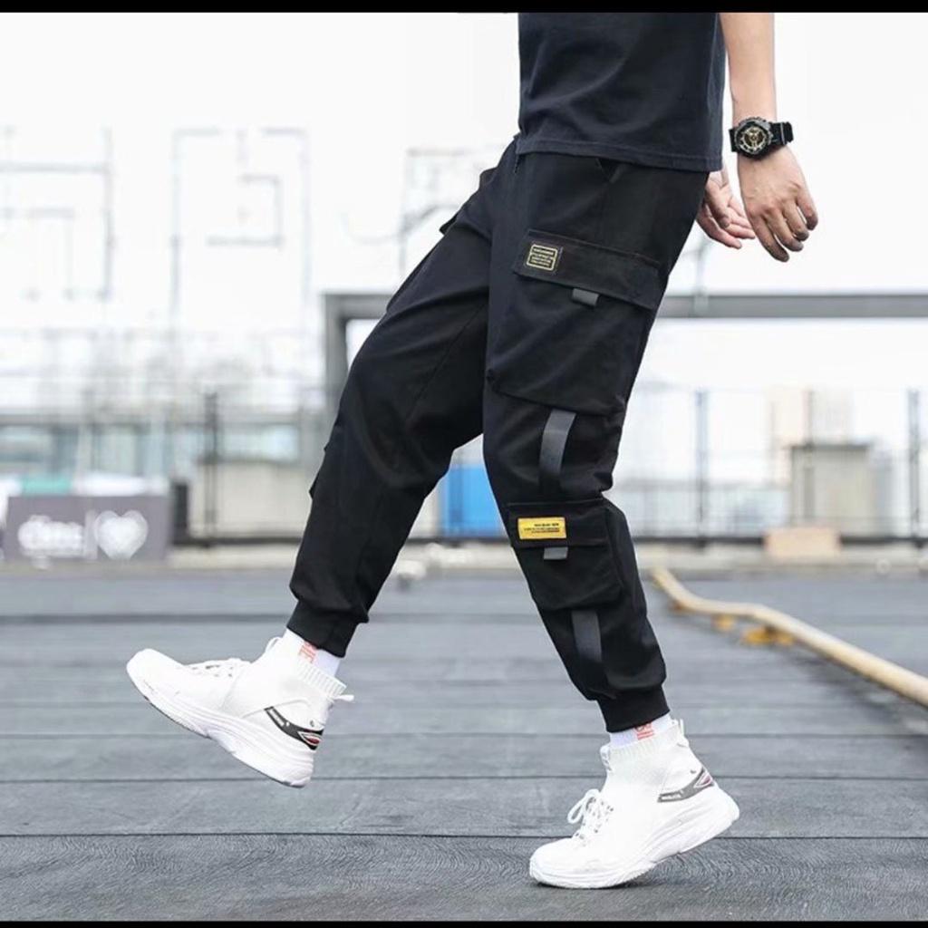 Quần Jogger LOGO vàng dài ống bo gấu - Chất Vải Kaki Kiểu Thể Thao UNISEX một Màu Đen. 01x