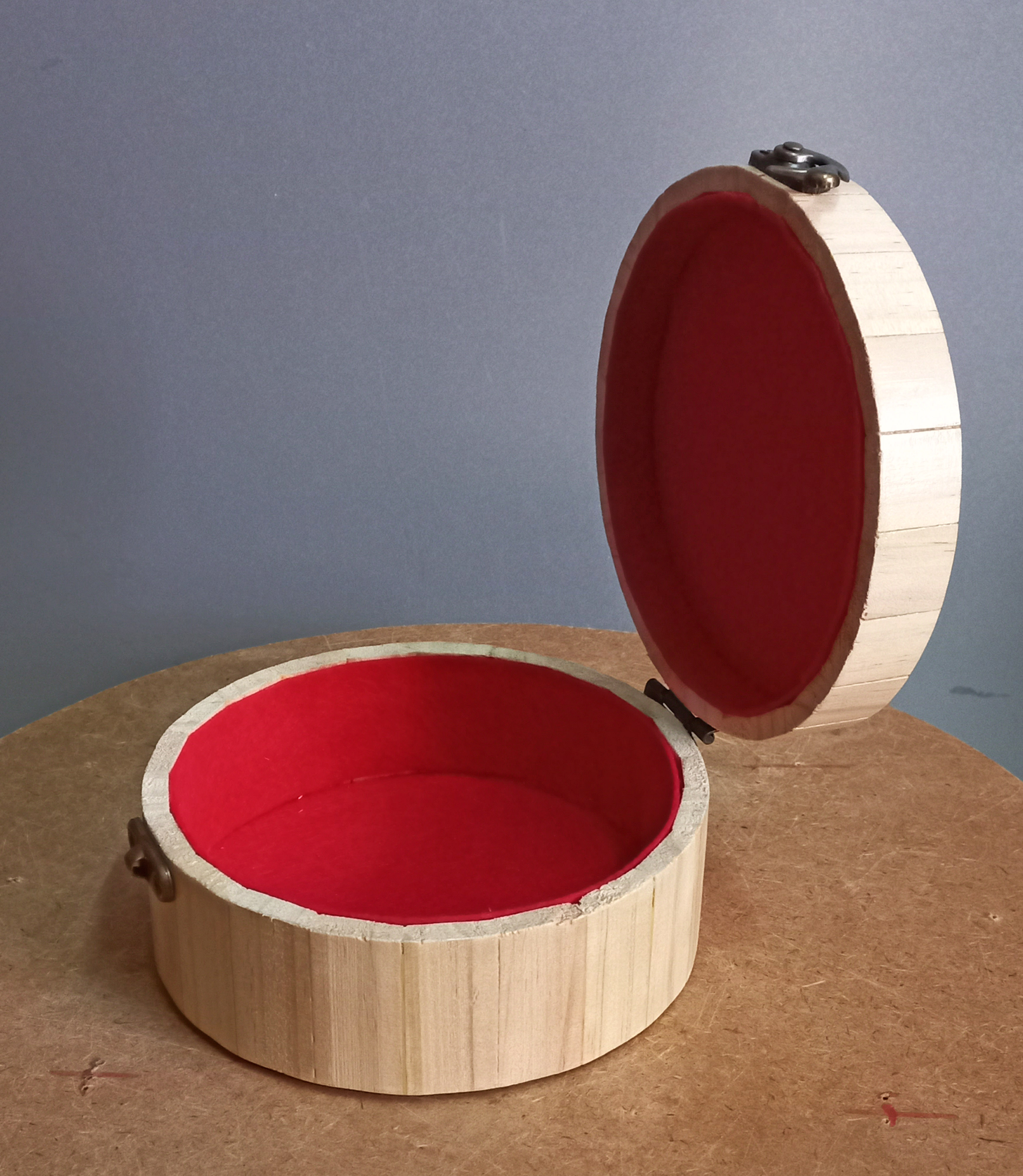 Hộp gỗ tròn lớn đựng đồ linh tinh trên bàn làm việc, 13cm x 7cm.