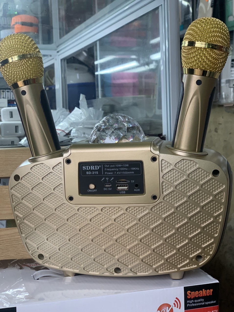 Loa bluetooth Karaoke SDRD SD-315: Có 02 Micro k dây đi kèm, Có đèn LED cảm ứng hàng chính hãng