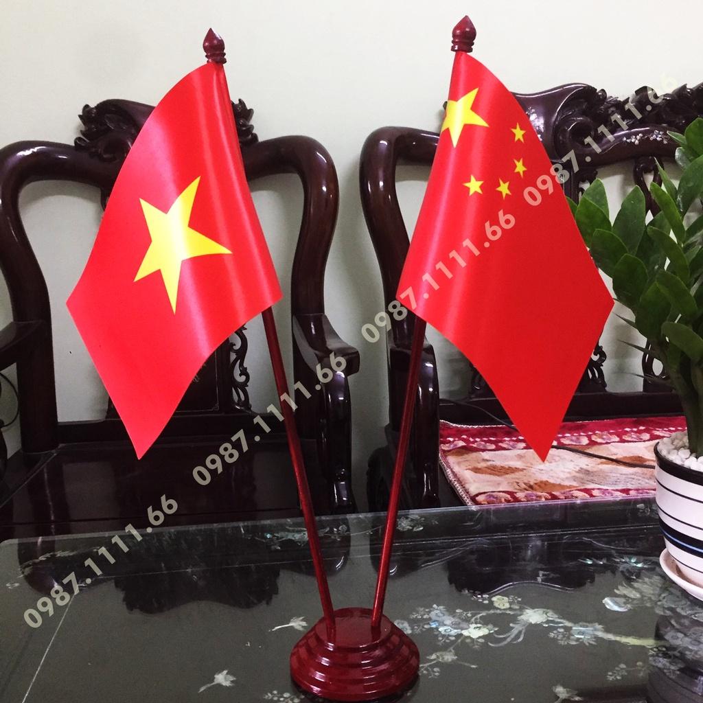 Cờ Để Bàn Đế gỗ Cắm 2 cờ Việt Nam - Trung Quốc In Kỹ Thuật Số 3D
