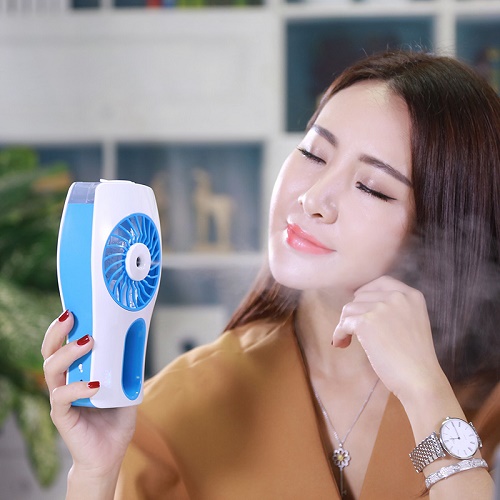 Quạt Phun Sương Cầm Tay Mini Có Thể Để Tinh Dầu Làm Ẩm Da (màu ngẫu nhiên)