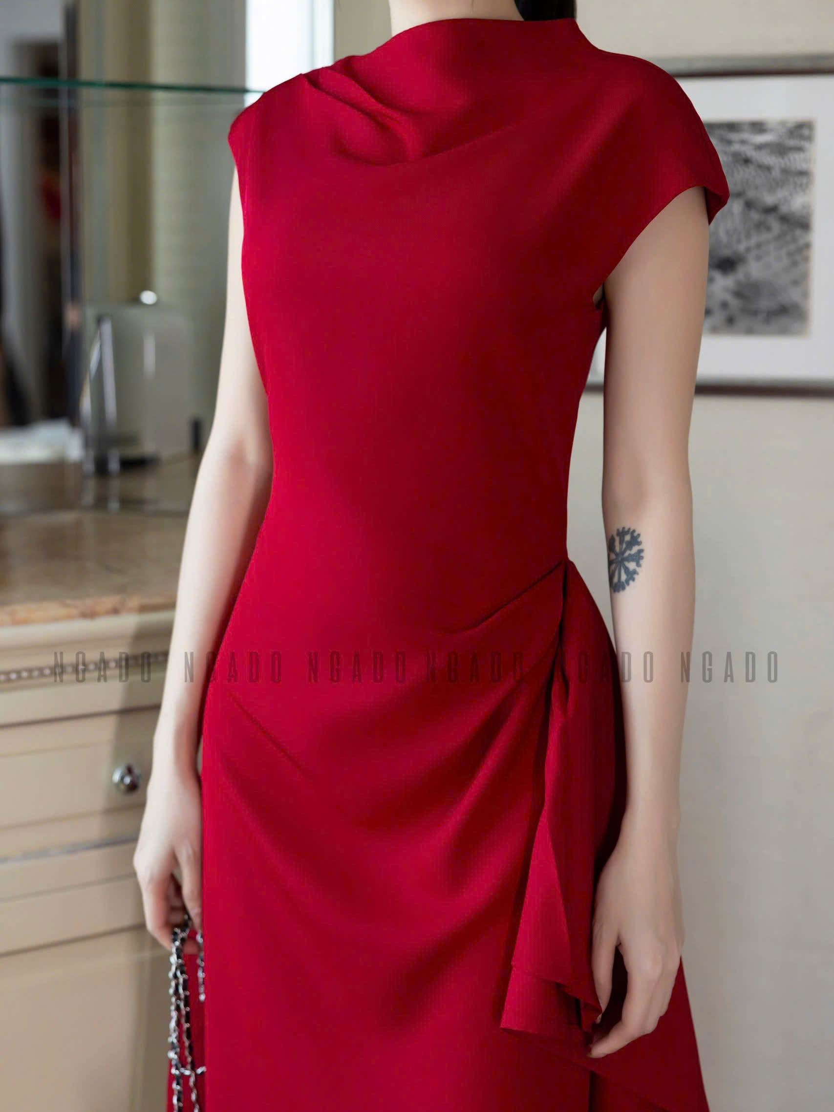 Đầm đỏ cổ cao vạt xéo NGADO
