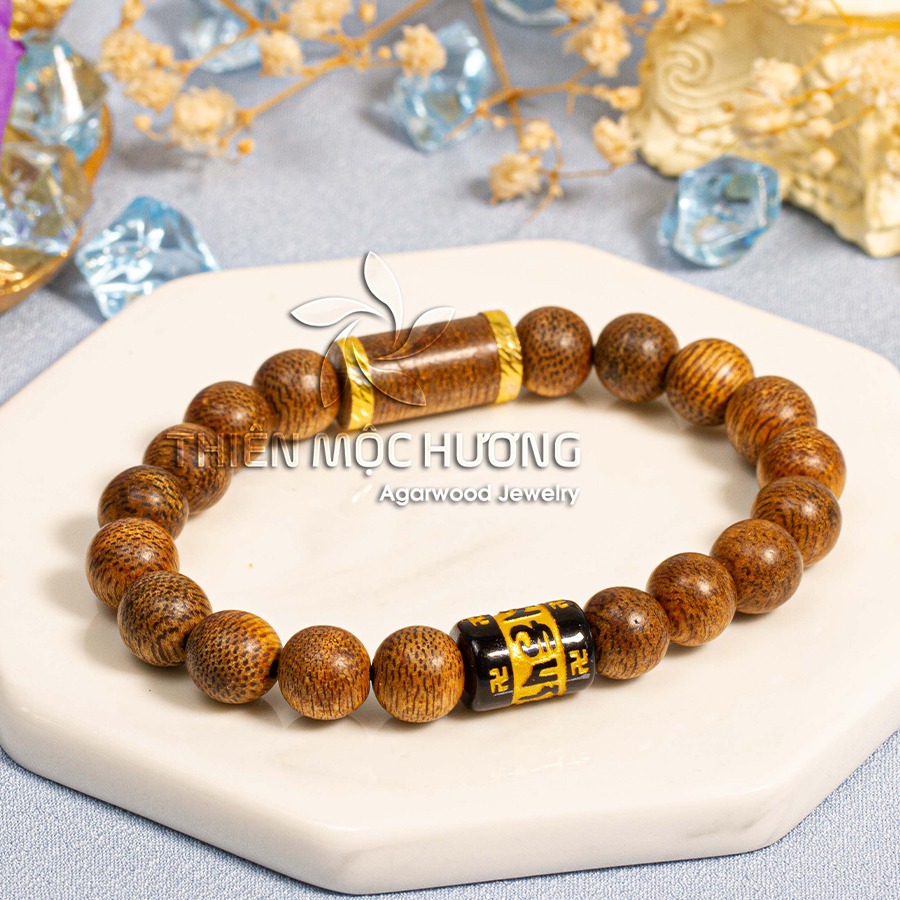 Vòng tay Trầm Hương Tây Tạng khắc chữ Om Mani Padme Hum mix trụ trúc bọc vàng 18K - Trầm Tốc Lào tự nhiên, thơm dịu - Thiên Mộc Hương