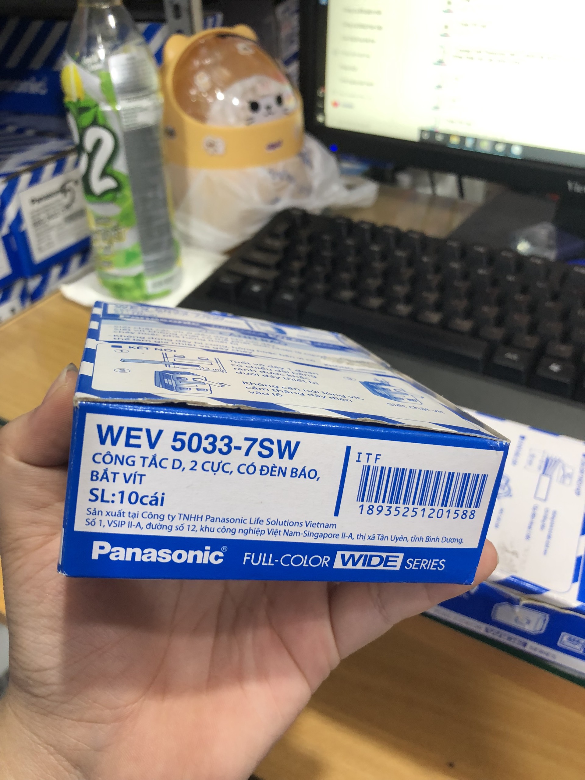 Công tắc D Panasonic WEV-5033-7SW (2 cực) dòng Wide có đèn báo - Hàng chính hãng