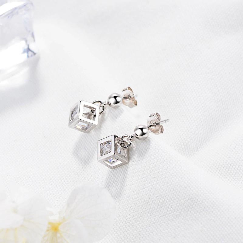 Bông tai bạc thanh lịch