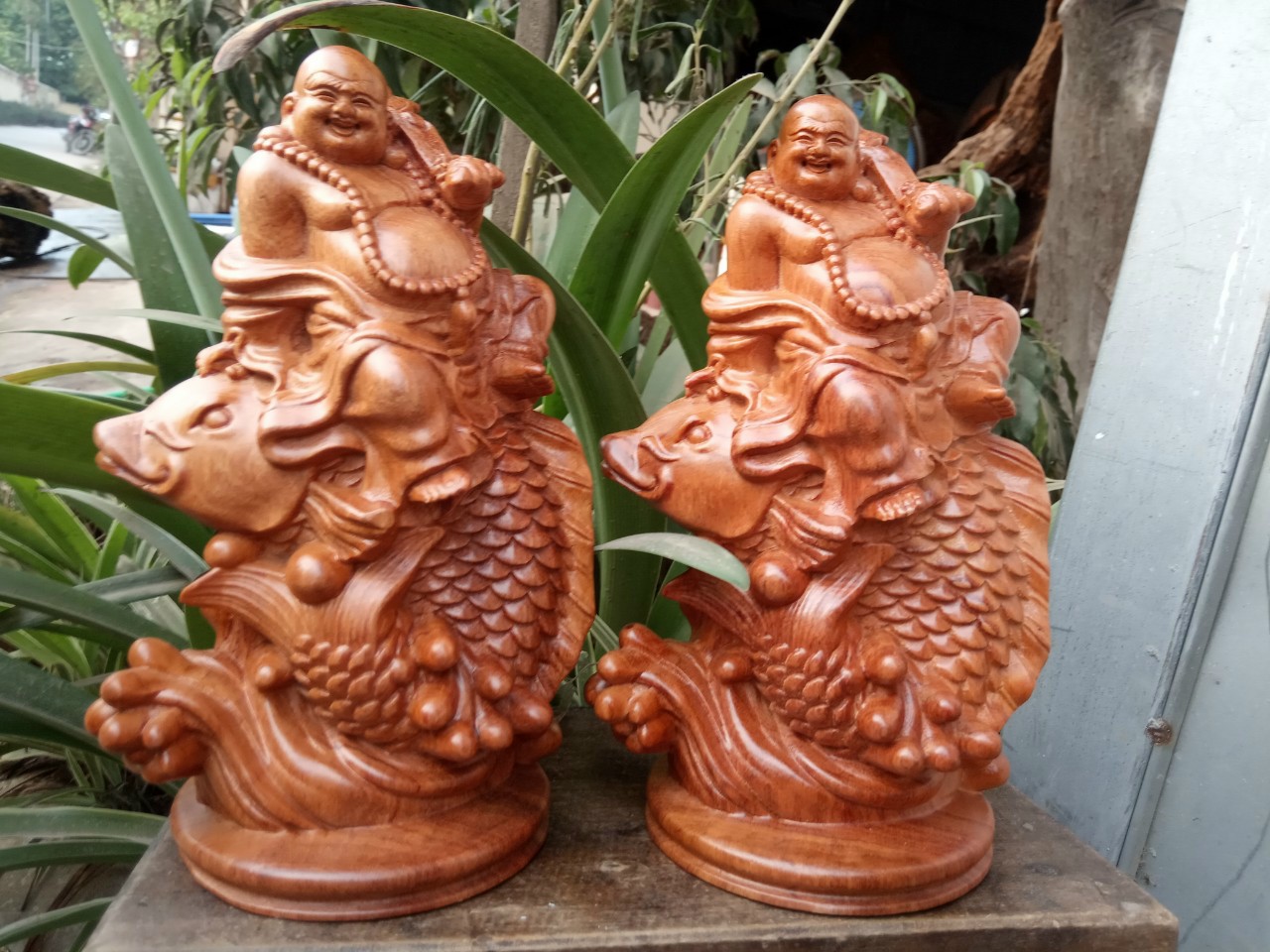 Tượng phật di lặc cưỡi cá chép ,bằng gỗ hương đá kt cao 60×15×12cm
