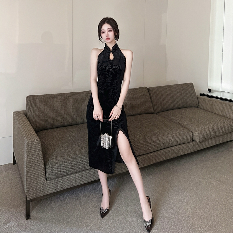 Đầm Body Cổ Tàu với thiết kế cổ tàu mang phong cách trung hoa,được may trên nền vải nhung thun co giãn.Đầm Body Cổ Tàu mang đến cho chị em một phong cách trẻ trung,quyến rũ mà ko kém phần sang trọng.   Đầm Body Cổ Tàu thích hợp cho chị em đi chơi,đi tiệc