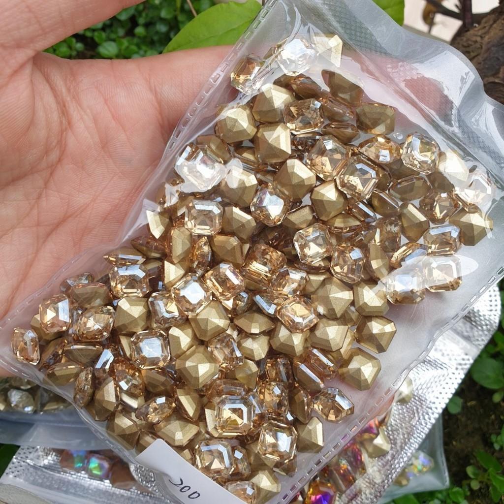 Đá khối vuông chân vàng đính móng BYH003