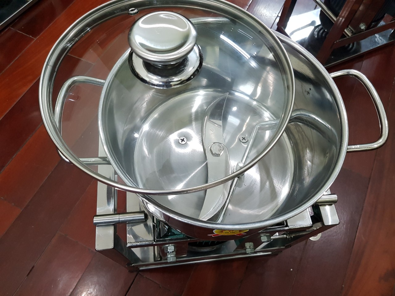 Máy xay thịt làm xúc xích, xay nhuyễn thịt làm giò chả, xay tôm cá, motor 900W có khung inox bao quanh rất chắc chắn