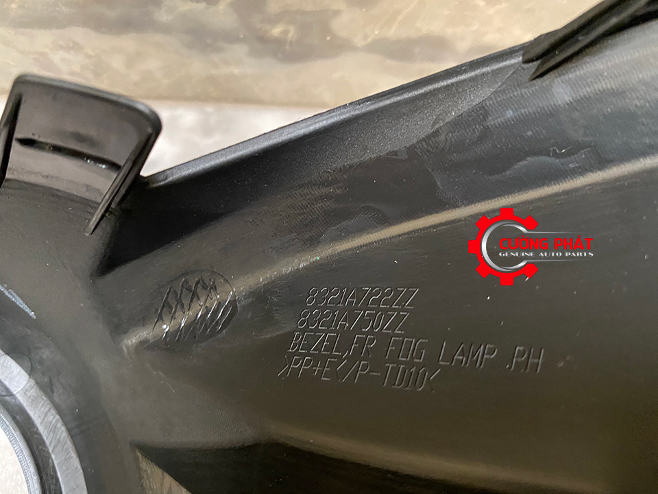 Ốp đèn gầm đen Mitsubishi Xpander mã bên phụ  8321A722XA