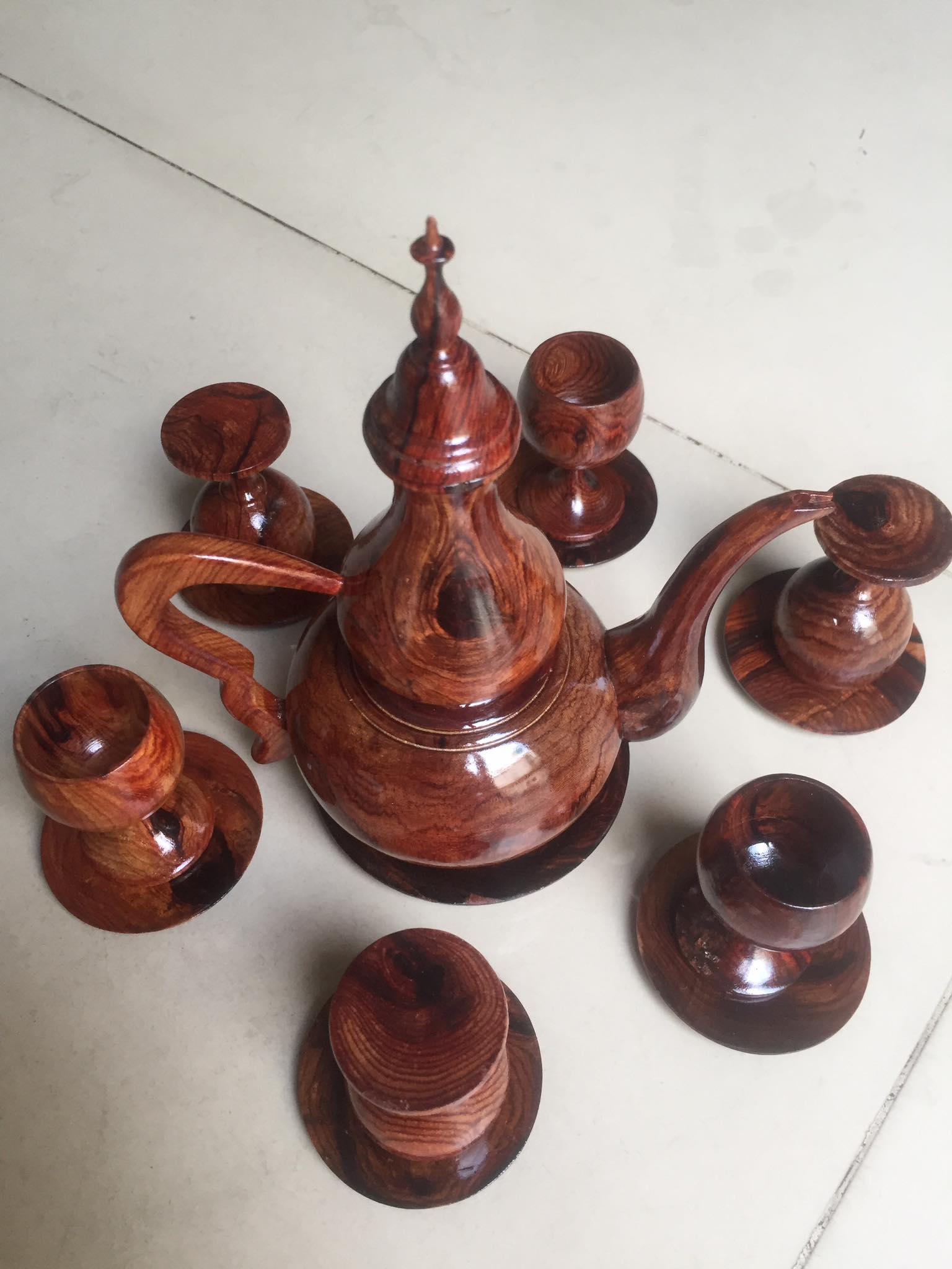 Bộ bình trà\rượu gỗ cẩm lại việt nam, gồm bình , tách và đĩa đi kèm
