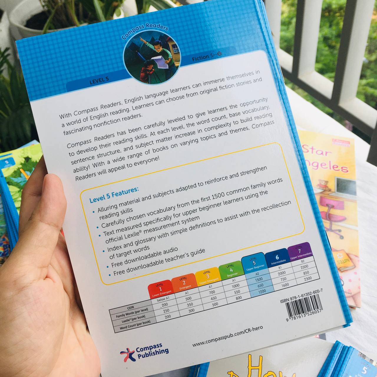 A Hero in the Night - Leveled Reader with Downloadable Audio Free - Sách chuẩn nhập khẩu từ NXB Compass