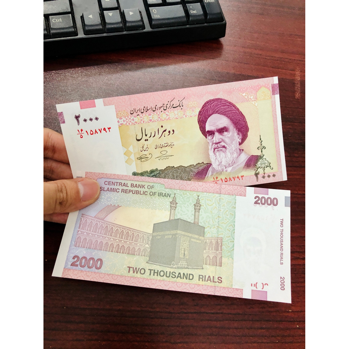 Tờ 2000 Rial của Iran chân dung giáo chủ Ali Khamenei và đền thờ hồi giáo