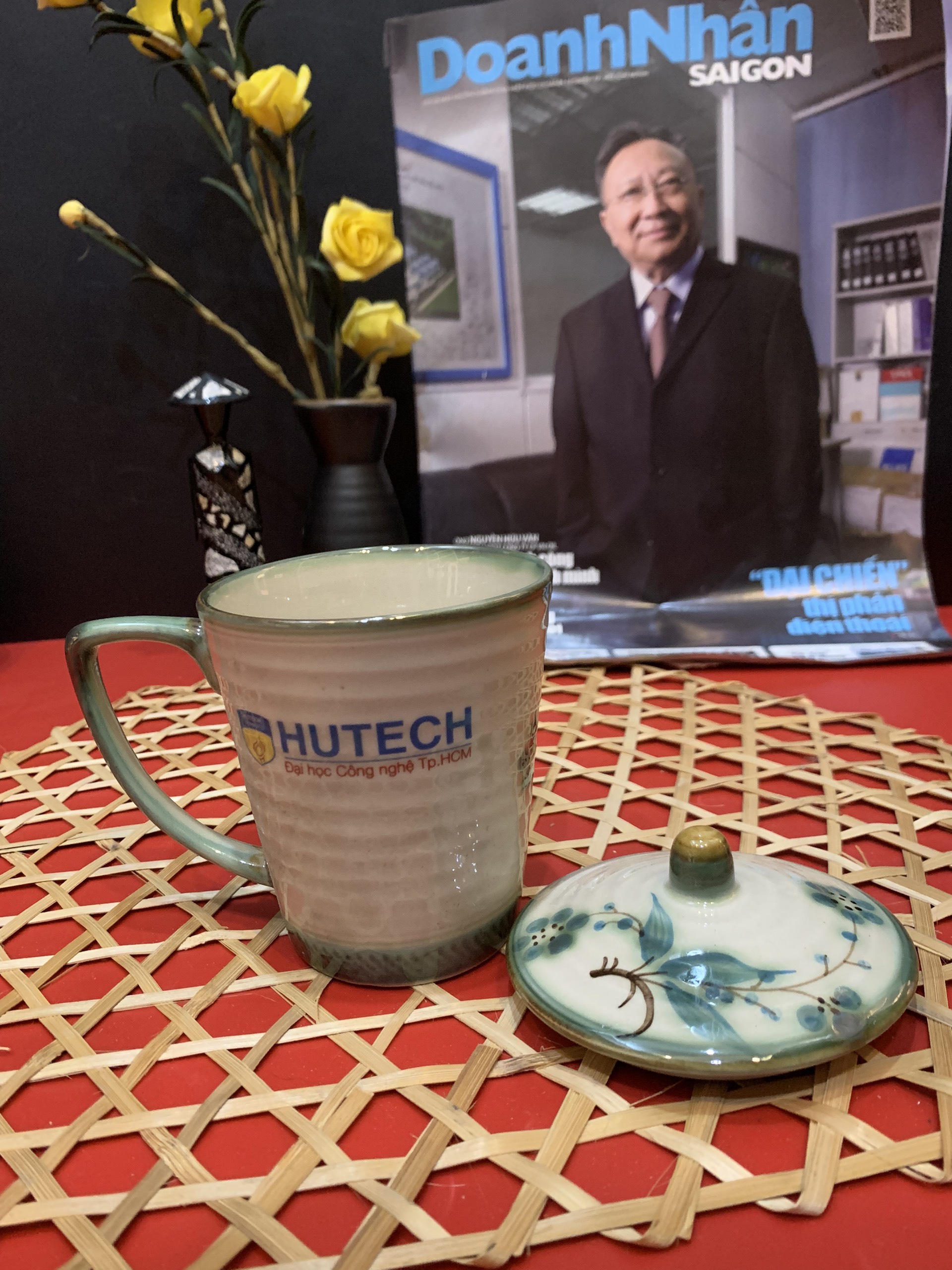 HUTECH-Ly có nắp vẽ hoa văn Màu Xanh- Quà tặng tốt Nghiệp