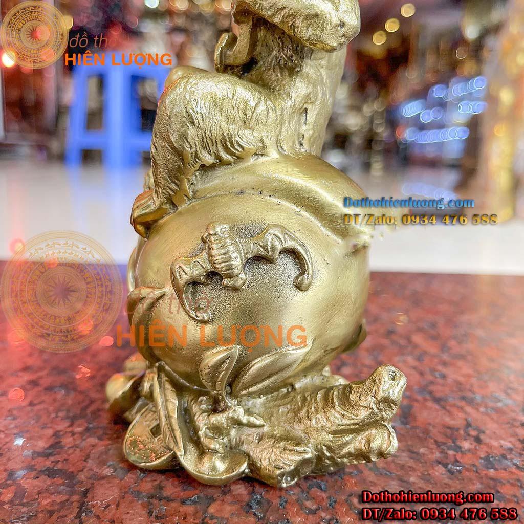 Tượng Khỉ Ngồi Trái Đào Ôm Gậy Như Ý Bằng Đồng Cao 16cm