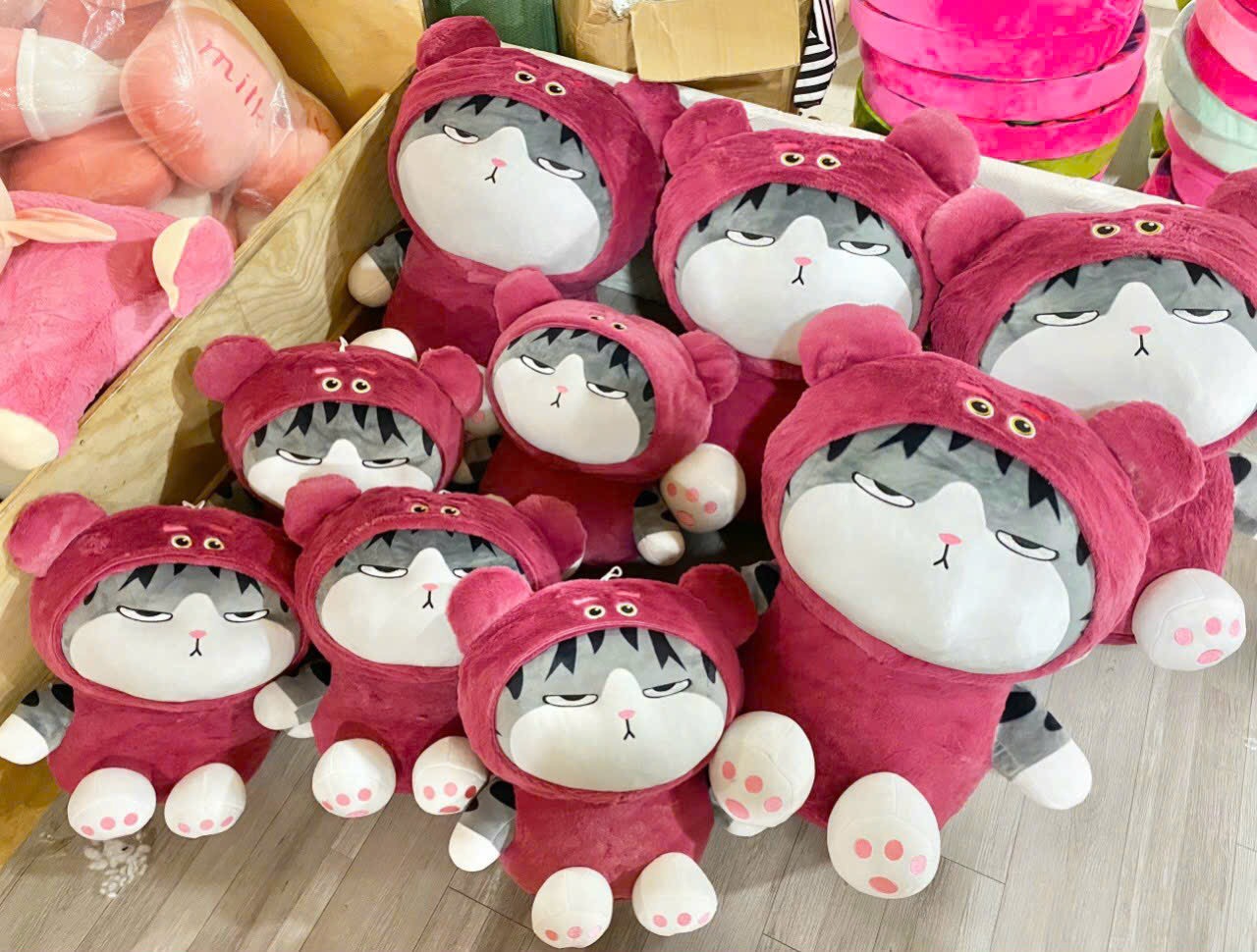 Mèo Hoàng Thượng Cosplay Gấu Dâu Nhồi Bông Mềm Mại Cao 45cm An Toàn Khi Sử Dụng